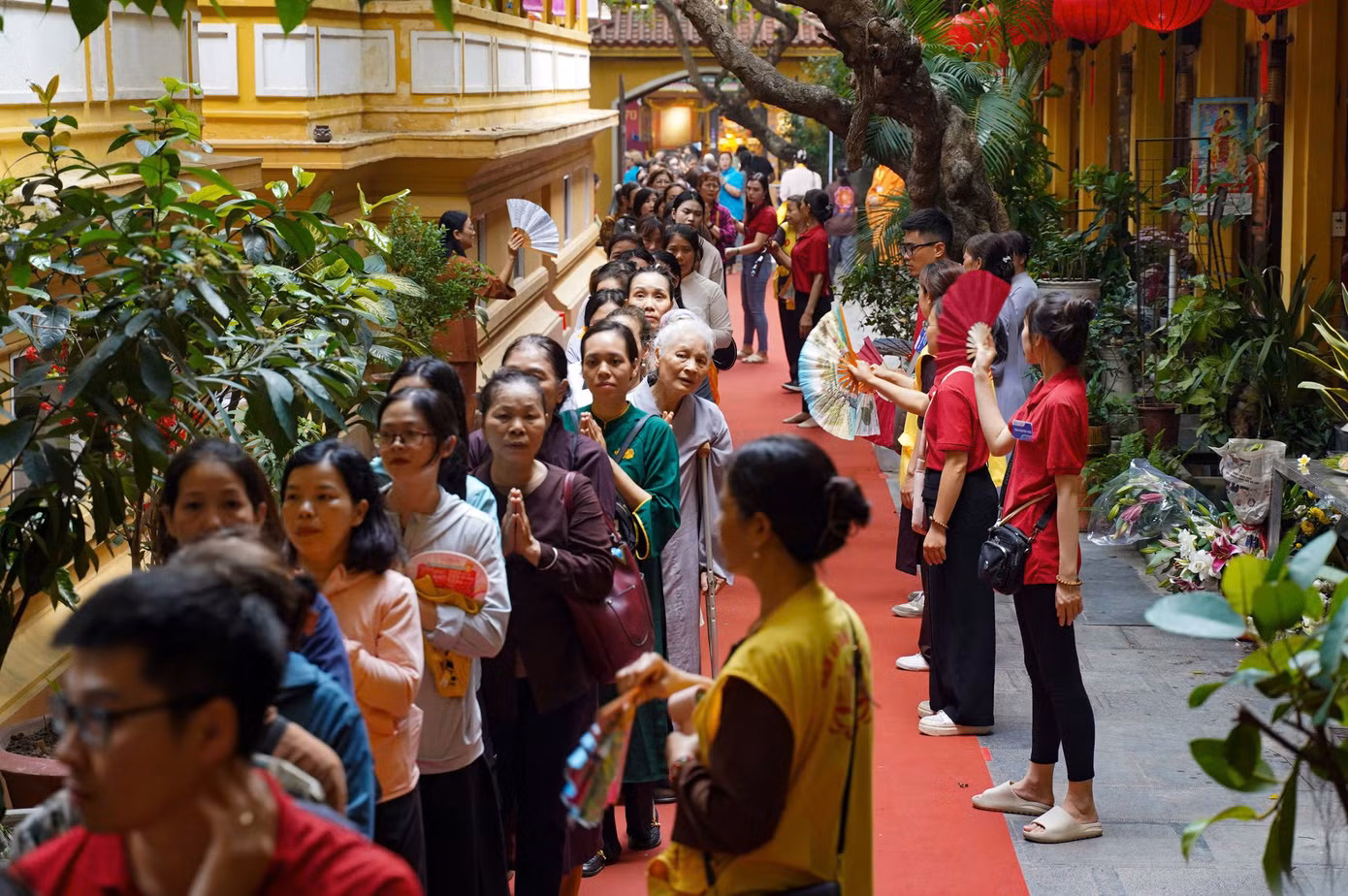 Ban đầu, chùa Quán Sứ chỉ mở một điểm chờ tại Cung Hữu nghị Việt - Xô dành cho người dân, tuy nhiên khi lượng khách đổ về quá lớn, chùa Quán Sứ phải mở thêm nhiều điểm chờ và huy động thêm hàng nghìn cộng tác viên phụng sự.