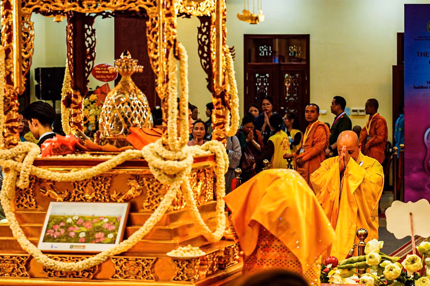 Tăng ni, Phật tử vào chiêm bái luôn thể hiện lòng tôn kính, thành kính bậc nhất, hướng về xá lợi Phật - biểu tượng được tôn kính như pháp thân và trí tuệ giác ngộ của Đức Phật.