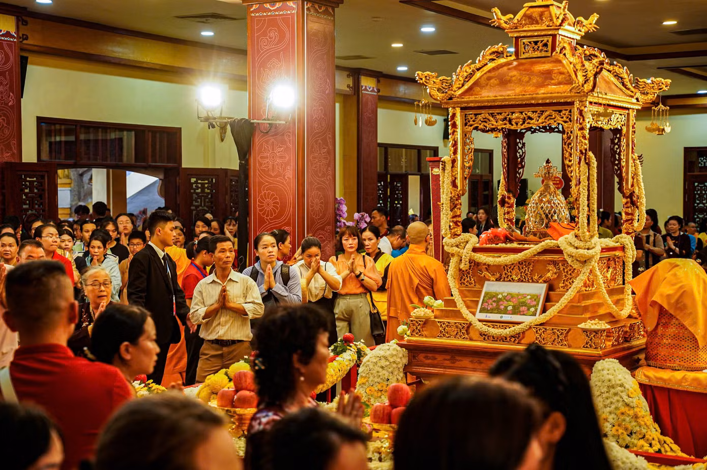 Khu vực hội trường tầng 1 chùa Quán Sứ - nơi tôn trí xá lợi Phật đông nghịt. Hàng dài tăng ni, Phật tử nối nhau vào hội trường để chiêm bái xá lợi Phật - quốc bảo của Ấn Độ.