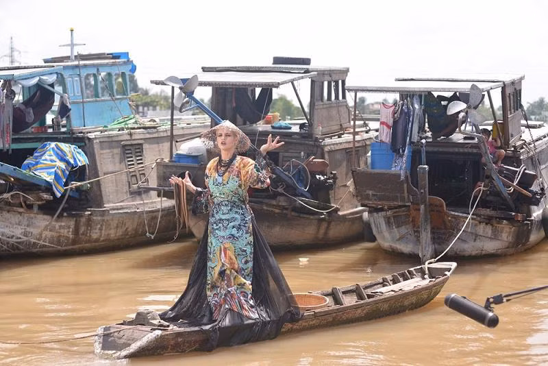 Thí sinh Next Top Ba Lan sợ hãi nếm thử nhộng, tiết canh ảnh 14