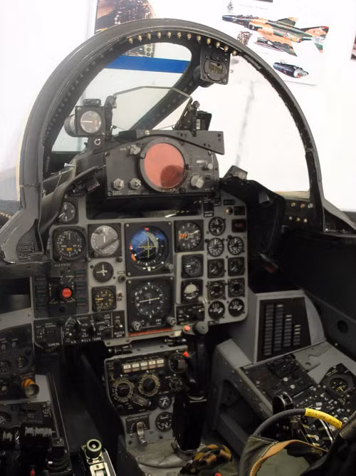  Buồng lái của MIG 21 so với F-4