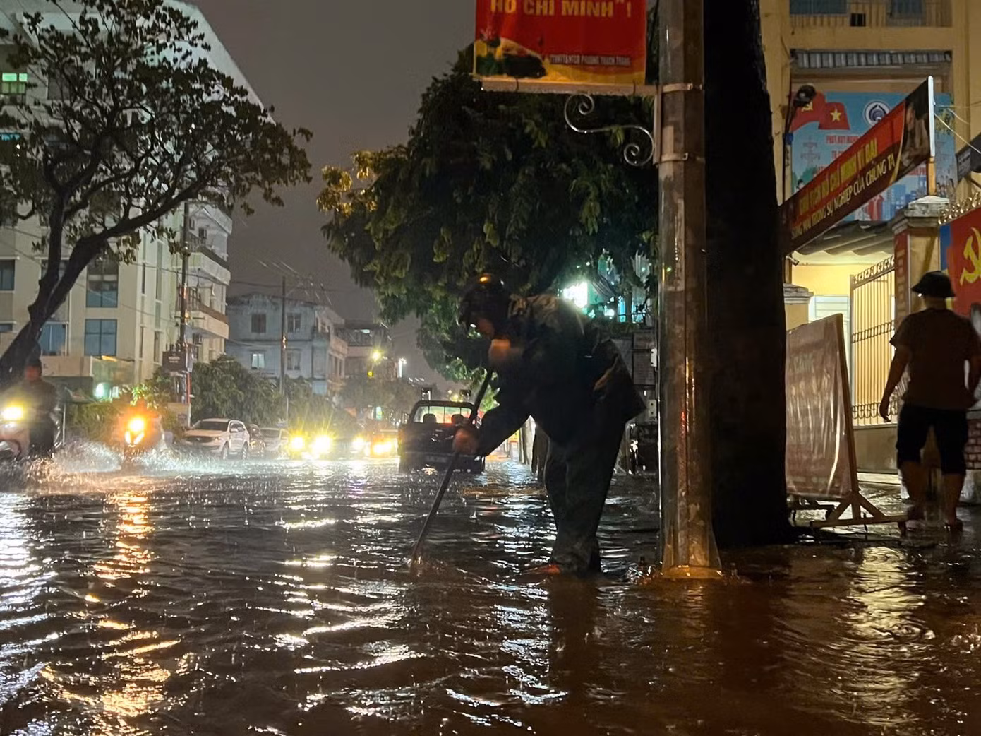 Do ảnh hưởng của hoàn lưu bão số 1 nên từ nay đến ngày 13/6, tại TP Đà Nẵng có mưa to, mưa rất to và dông. Tổng lượng mưa huyện Hòa Vang và quận Cẩm Lệ phổ biến 50-140mm, có nơi trên 180mm; quận Sơn Trà, Ngũ Hành Sơn, Liên Chiểu, Thanh Khê và Hải Châu phổ biến 60-150mm, có nơi trên 200mm; huyện đảo Hoàng Sa 20-40mm, có nơi trên 50mm. Cảnh báo nguy cơ có mưa cục bộ cường suất lớn. Do ảnh hưởng của hoàn lưu bão số 1 nên từ nay đến ngày 13/6, tại TP Đà Nẵng có mưa to, mưa rất to và dông. Tổng lượng mưa huyện Hòa Vang và quận Cẩm Lệ phổ biến 50-140mm, có nơi trên 180mm; quận Sơn Trà, Ngũ Hành Sơn, Liên Chiểu, Thanh Khê và Hải Châu phổ biến 60-150mm, có nơi trên 200mm; huyện đảo Hoàng Sa 20-40mm, có nơi trên 50mm. Cảnh báo nguy cơ có mưa cục bộ cường suất lớn.