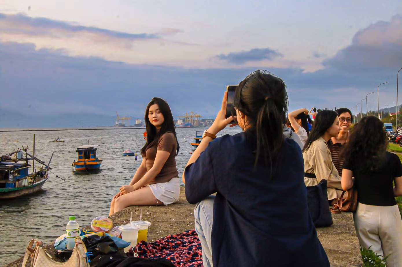 Ngồi trên bờ sông Hàn thơ mộng nhiều bạn trẻ tranh thủ check-in với ánh hoàng hôn cuối chiều.