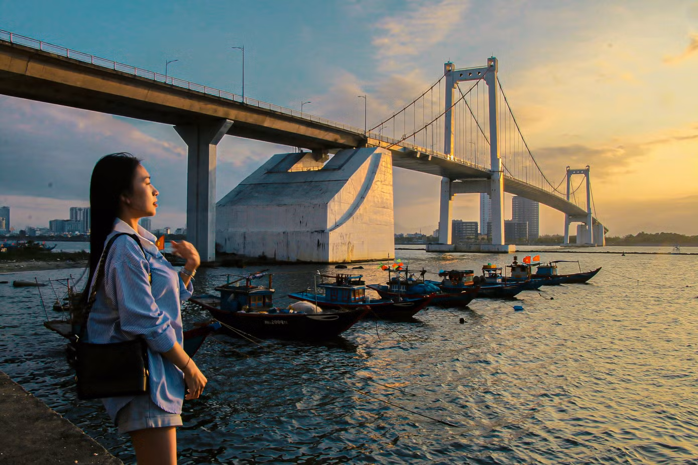 Nhiều bạn trẻ đang thích thú ngắm hoàng hôn, cùng nhau thưởng thức vẻ đẹp say đắm lòng người.