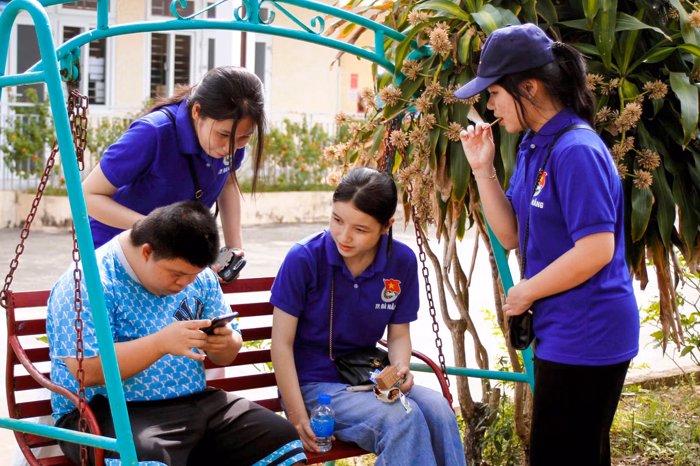 "Em cùng các bạn tình nguyện viên trong câu lạc bộ mong muốn mang đến những phần quà nhỏ bé nhưng chan chứa yêu thương, như một lời động viên gửi đến các cụ già neo đơn, các em nhỏ mồ côi và anh chị khuyết tật đang sinh sống tại trung tâm. Chúng em hy vọng rằng mọi người nơi đây sẽ luôn giữ được tinh thần lạc quan, sống vui vẻ và cảm nhận được sự ấm áp từ cộng đồng", bạn Nguyễn Thị Ngọc Anh chia sẻ.