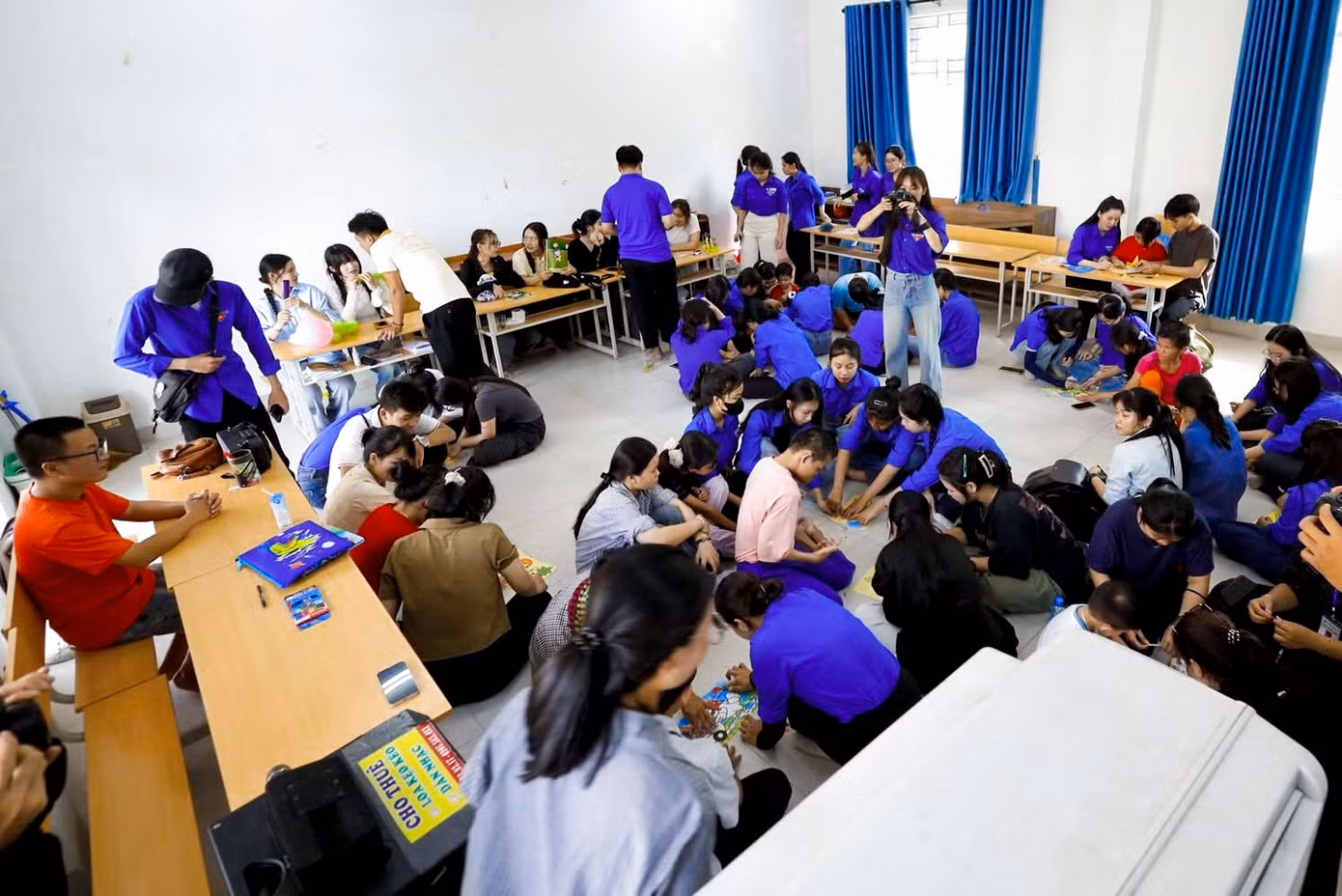 Chương trình thu hút hơn 100 tình nguyện viên đến từ các trường học trên địa bàn thành phố Đà Nẵng. Tại đây, các bạn đã cùng nhau chuẩn bị bữa ăn, trao tặng những phần quà ý nghĩa, mang theo tình yêu thương và tinh thần sẻ chia chân thành đến các em nhỏ mồ côi, người già neo đơn và người khuyết tật.