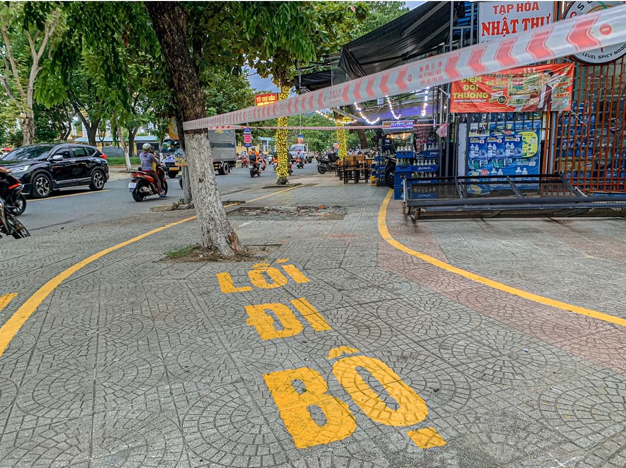 Trước đó, theo chủ trương của UBND thành phố Đà Nẵng, các địa phương đã triển khai áp dụng và thực hiện công tác kẻ vạch phân định vỉa hè sử dụng tạm thời và phần sử dụng để làm lối đi cho người đi bộ trên các tuyến đường. Nhiều hộ kinh doanh, buôn bán đã cùng nhau thực hiện, hỗ trợ lực lượng chức năng, nhưng sau một thời gian thì việc lấn chiếm vỉa hè lại tái diễn.