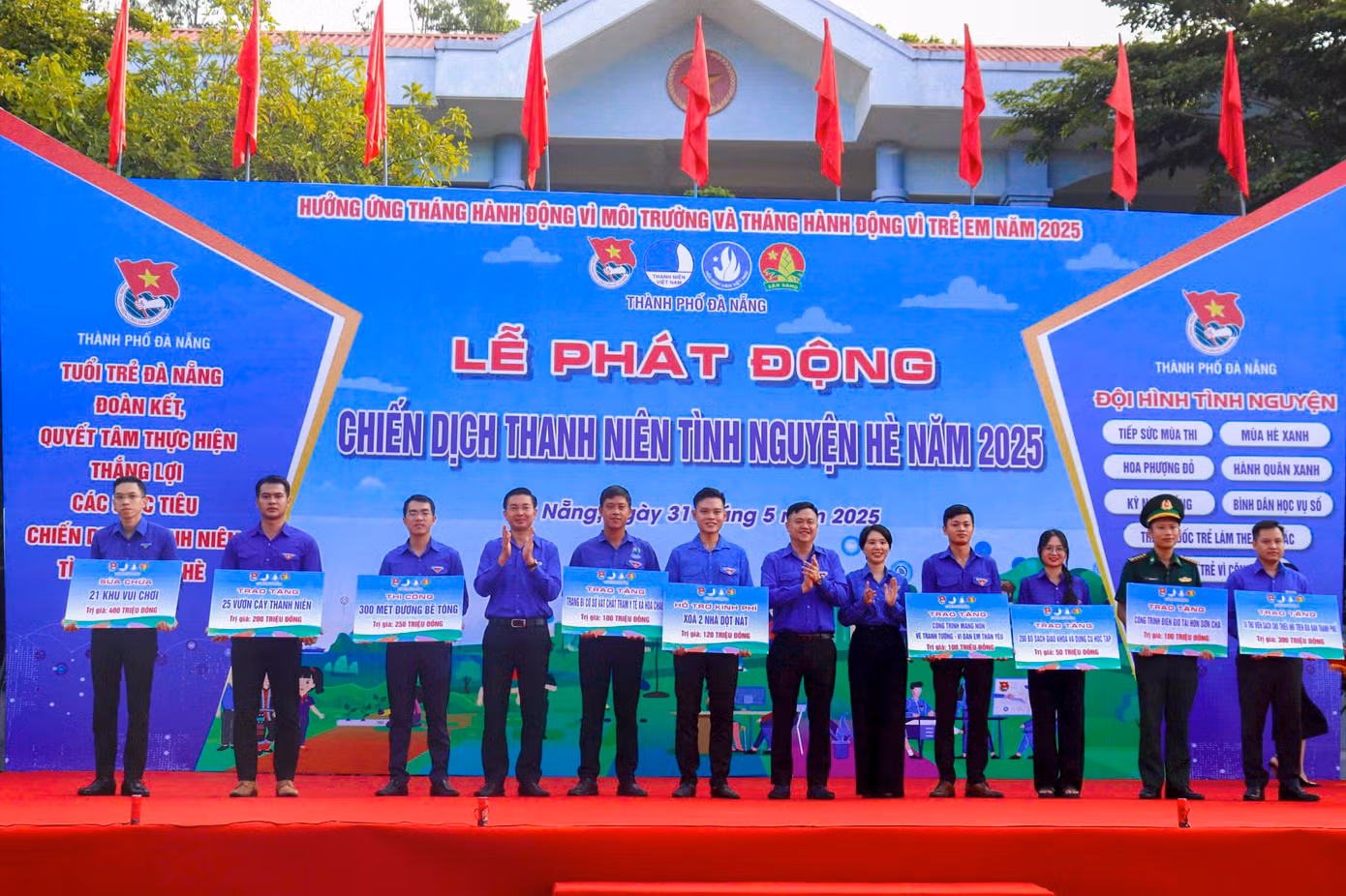 Tại lễ phát động, Thành Đoàn trao tặng các công trình gồm sửa chữa 21 khu vui chơi, tặng 25 vườn cây thanh niên, xóa 2 nhà dột nát, trao tặng trang bị cơ sở vật chất Trạm y tế xã Hòa Châu, tặng 10 thư viện sách cho thiếu nhi, tặng công trình điện gió tại hòn Sơn Chà… Tổng giá trị các công trình hơn 1,6 tỷ đồng.