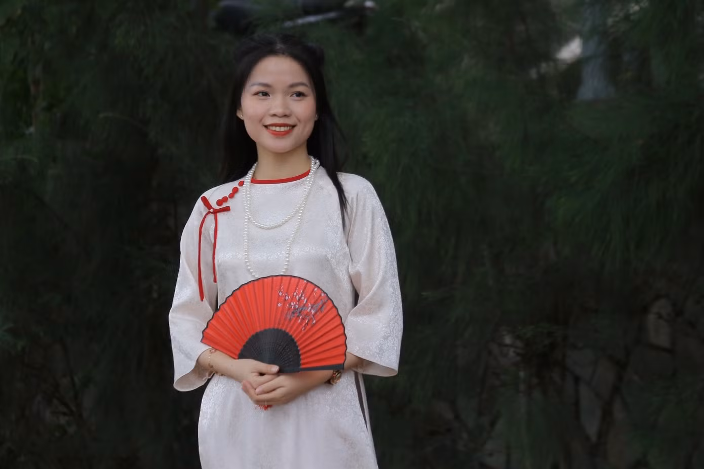 "Ngày mai mình sẽ bắt đầu trở lại với công việc nên cùng nhóm bạn tranh thủ thời tiết đẹp để đi chơi, chụp ảnh năm mới cùng tà áo dài. Mình mong rằng trong năm mới này, công việc sẽ thuận lợi, suôn sẻ và có nhiều niềm vui hơn", bạn Lương Nguyễn Mỹ Thi (trú quận Hải Châu) chia sẻ.