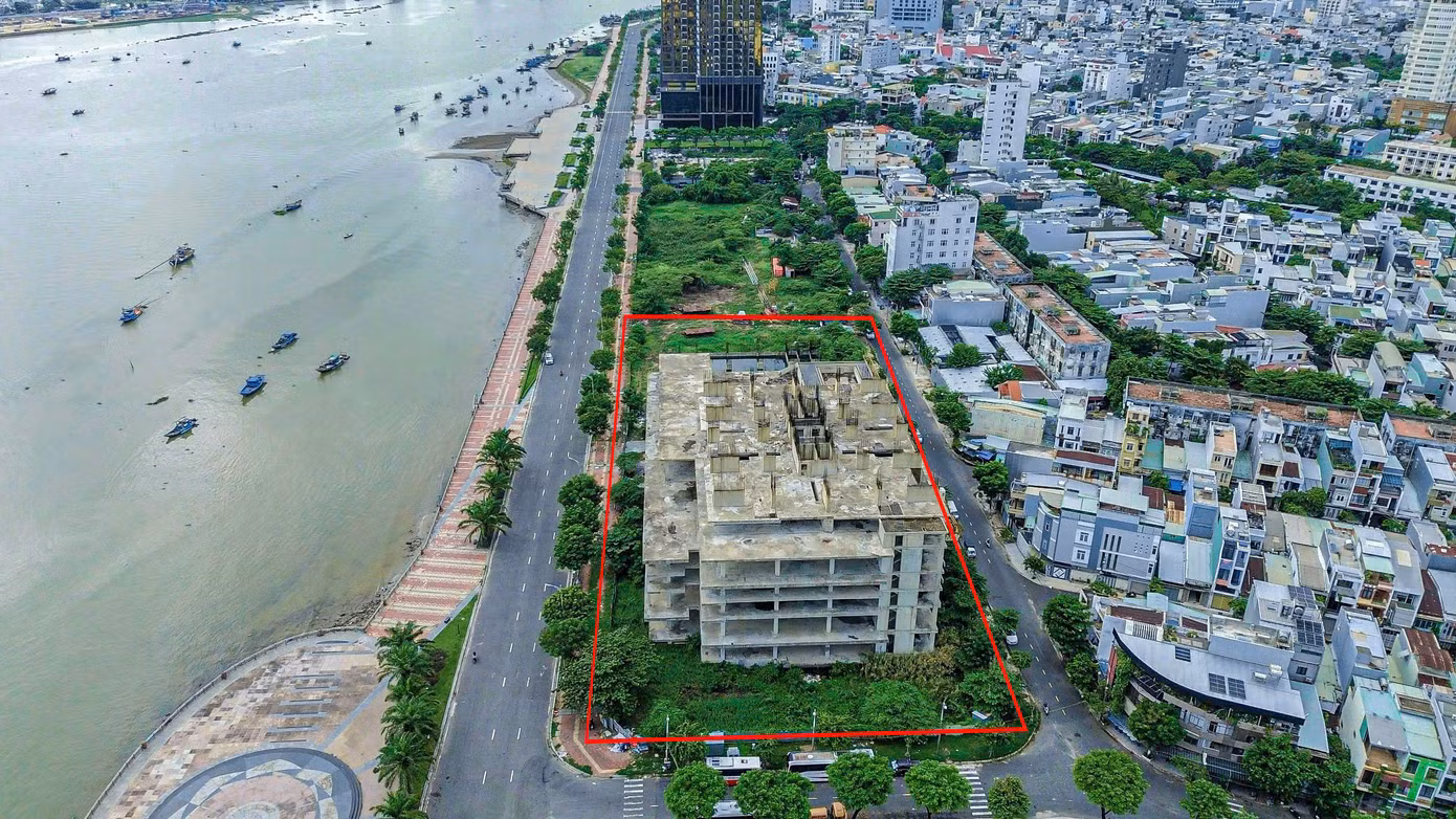 Dự án Khu phức hợp Trung tâm thương mại và Căn hộ cao cấp Han Riverside nằm trên khu đất vàng ven bờ sông Hàn thuộc quận Hải Châu do Công ty CP Địa ốc Vũ Châu Long làm chủ đầu tư. Được xây dựng trên đường Như Nguyệt, phường Thuận Phước.