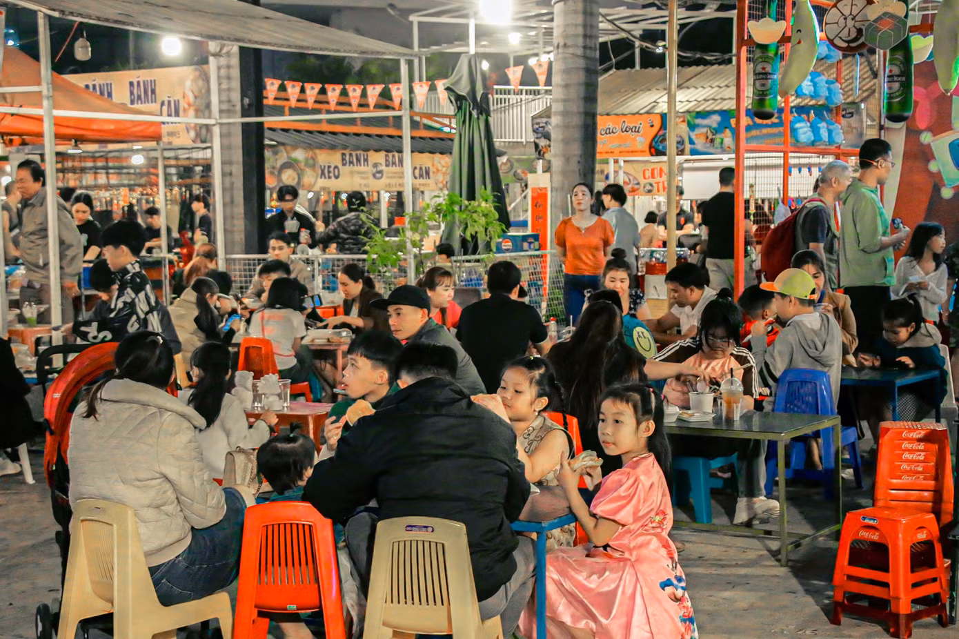 Trong khi đó, tại chợ đêm Helio (quận Hải Châu) cũng thu hút hàng ngàn người dân và du khách. Nhiều gia đình đưa con cái đến vui chơi, thư giãn vào buổi tối.