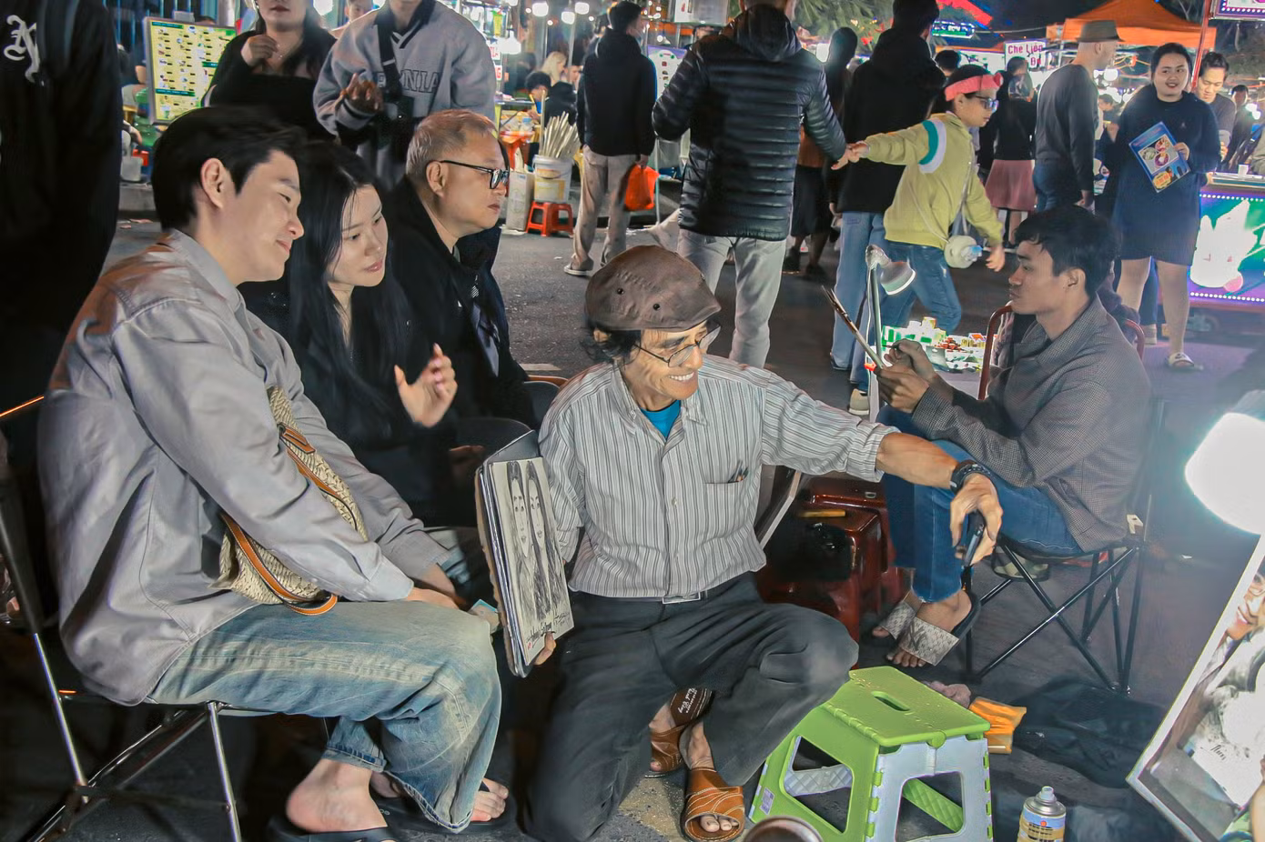 Ký họa chân dung đường phố tại chợ đêm Sơn Trà hút khách. Nhiều cặp đôi cũng tranh thủ cùng nhau lưu giữ kỉ niệm bằng những bức tranh vẽ chính mình tại chợ.
