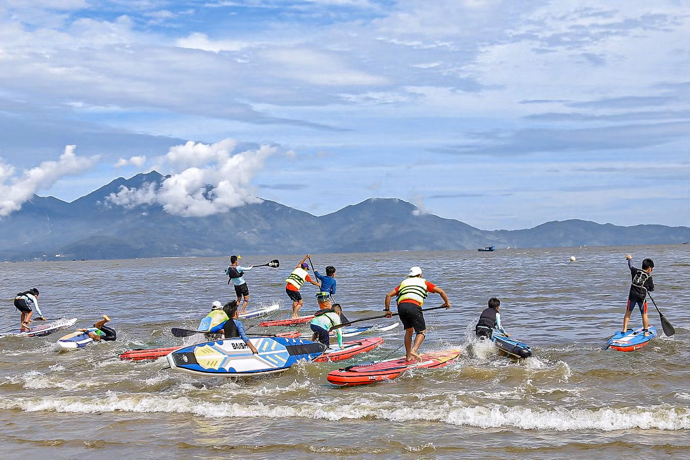 Các vận động viên tranh tài tại giải Sailing (đua thuyền buồm) thi đấu các nội dung: Loại thuyền Optimist (thi đấu nam, nữ), thuyền Laser, thuyền Match Race 470. Giải Sup (Ván chèo cứng) thi đấu các nội dung nam, nữ ở cự ly 200m, 2.000 m và 6.000m.
