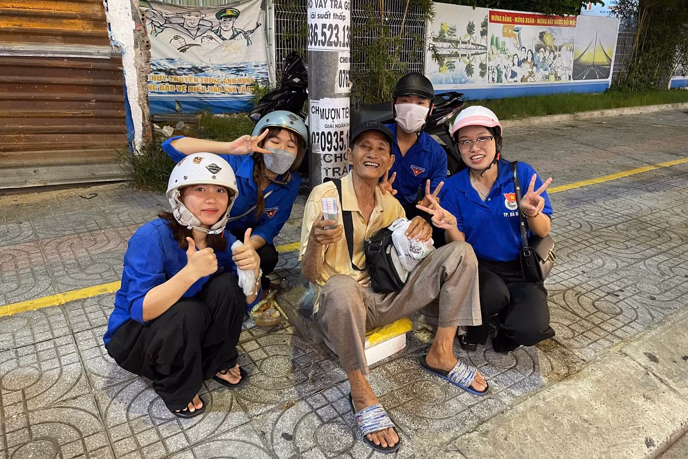 Niềm vui của những người công nhân môi trường, người bán vé số khi được nhận quà từ các bạn trẻ.