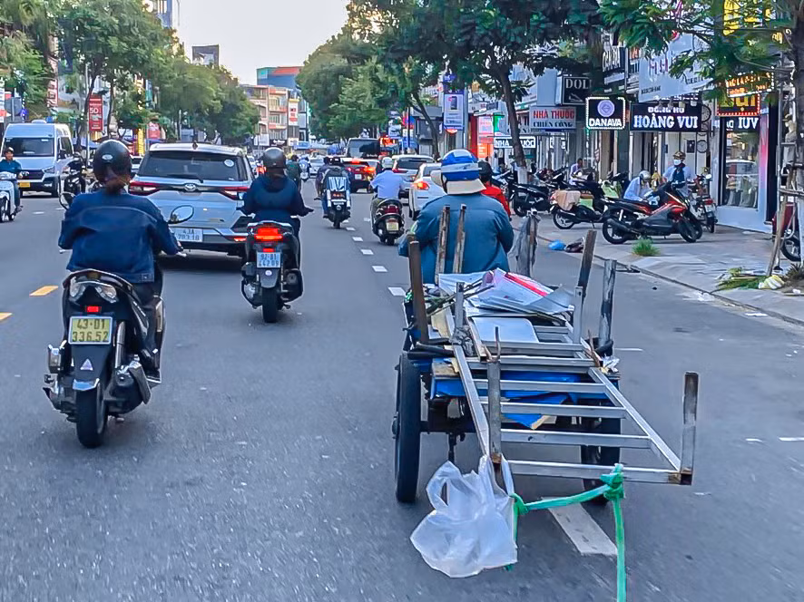 Nhiều xe chở sắt thép dài nguy hiểm, dễ gây ra tai nạn cho người đi đường.