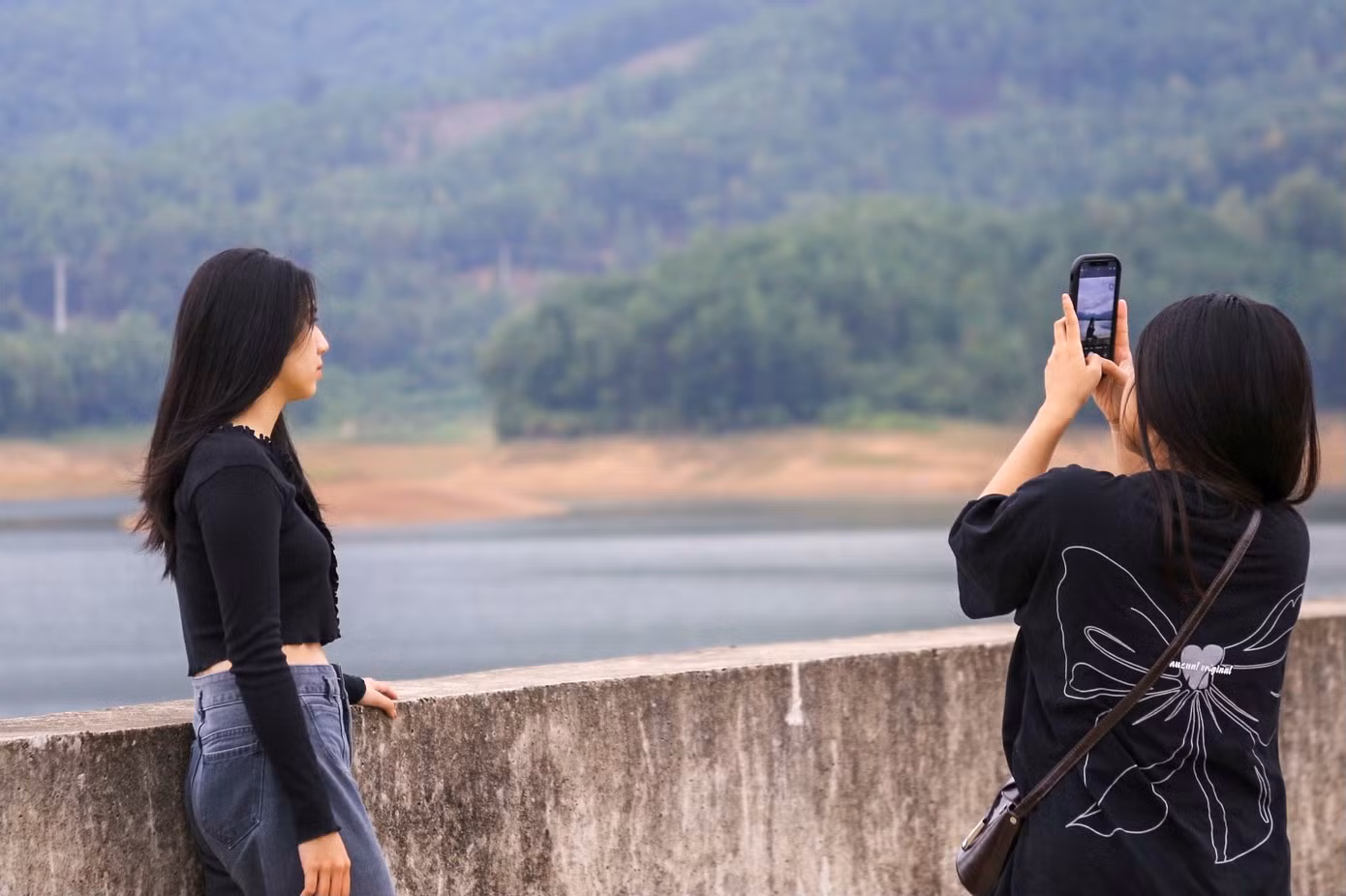 Khung cảnh tuyệt đẹp ở đây đã thu hút giới trẻ đến tham quan, chụp hình.