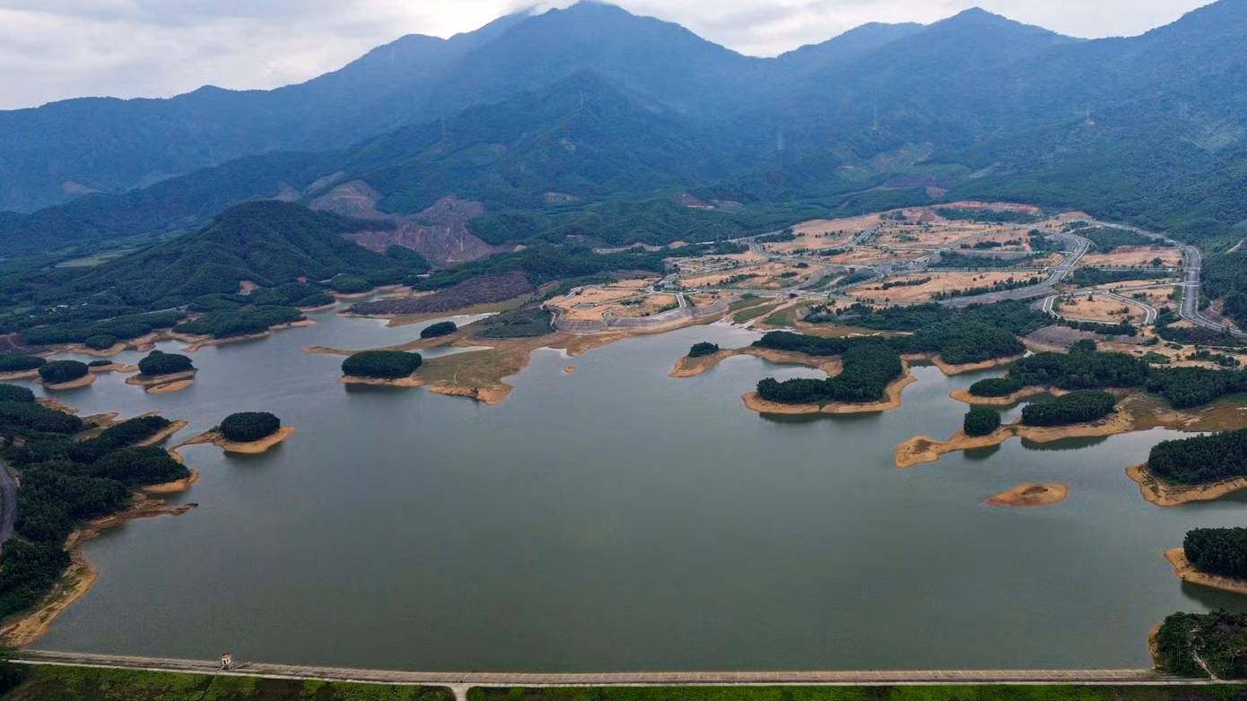 Nằm cách trung tâm thành phố Đà Nẵng khoảng 20 km, hồ Hòa Trung trước đây là hồ nước nhân tạo để tưới tiêu và phục vụ sinh hoạt cho người dân hai xã Hòa Liên và Hòa Ninh. Tuy nhiên, địa điểm này gần đây lại trở thành nơi vui chơi, cắm trại của giới trẻ và cũng là điểm đến hấp dẫn của du khách thập phương.
