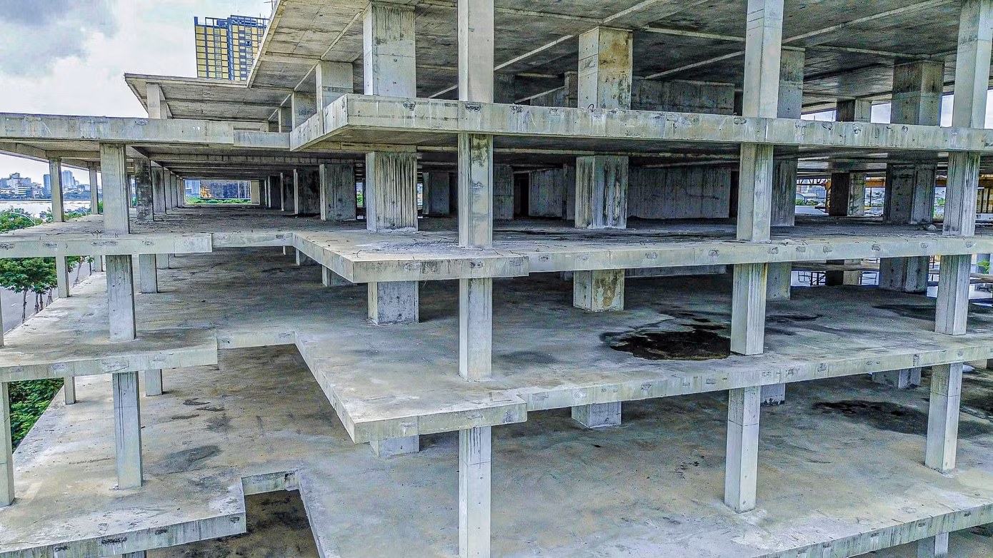 Nhiều hạng mục bên trong công trình Khu phức hợp trung tâm thương mại và căn hộ cao cấp Han Riverside hiện dang dở, sắt gỉ sét.