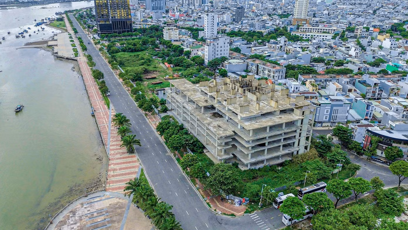 Năm 2016, Dự án Khu phức hợp trung tâm thương mại và căn hộ cao cấp Han Riverside từng bị Thanh tra Sở Xây dựng xử phạt vi phạm hành chính 40 triệu đồng về hành vi xây dựng không phép. Thanh tra Sở Xây dựng cũng đã ban hành quyết định đình chỉ thi công xây dựng công trình vi phạm trật tự xây dựng.