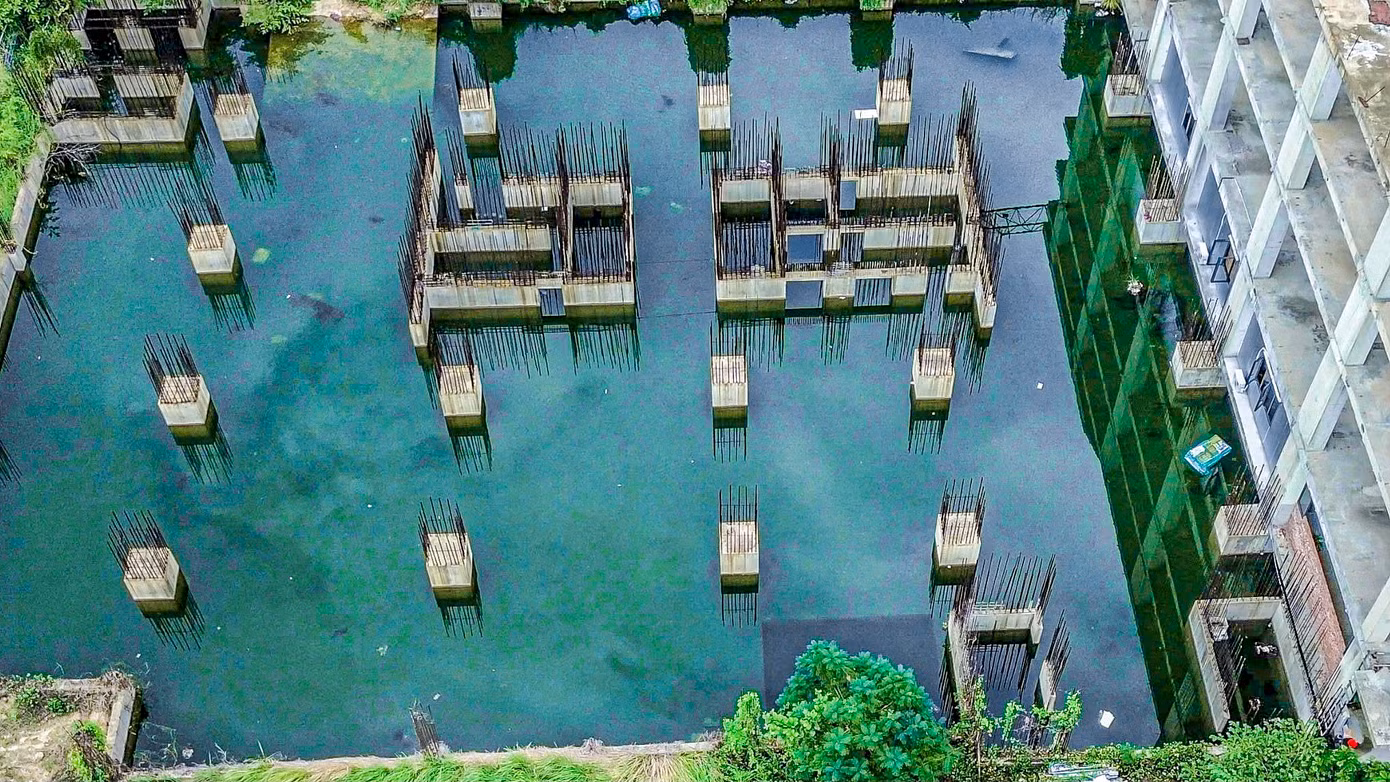 Theo người dân sống xung quanh khu vực này cho biết, công trình này đã dừng thi công nhiều năm qua khiến cây cỏ mọc um tùm. Một phần móng xây dựng dang dở trở thành hồ chứa nước mưa lớn, tạo môi trường thuận lợi cho ruồi, muỗi sinh sôi gây ô nhiễm, mất mỹ quan.