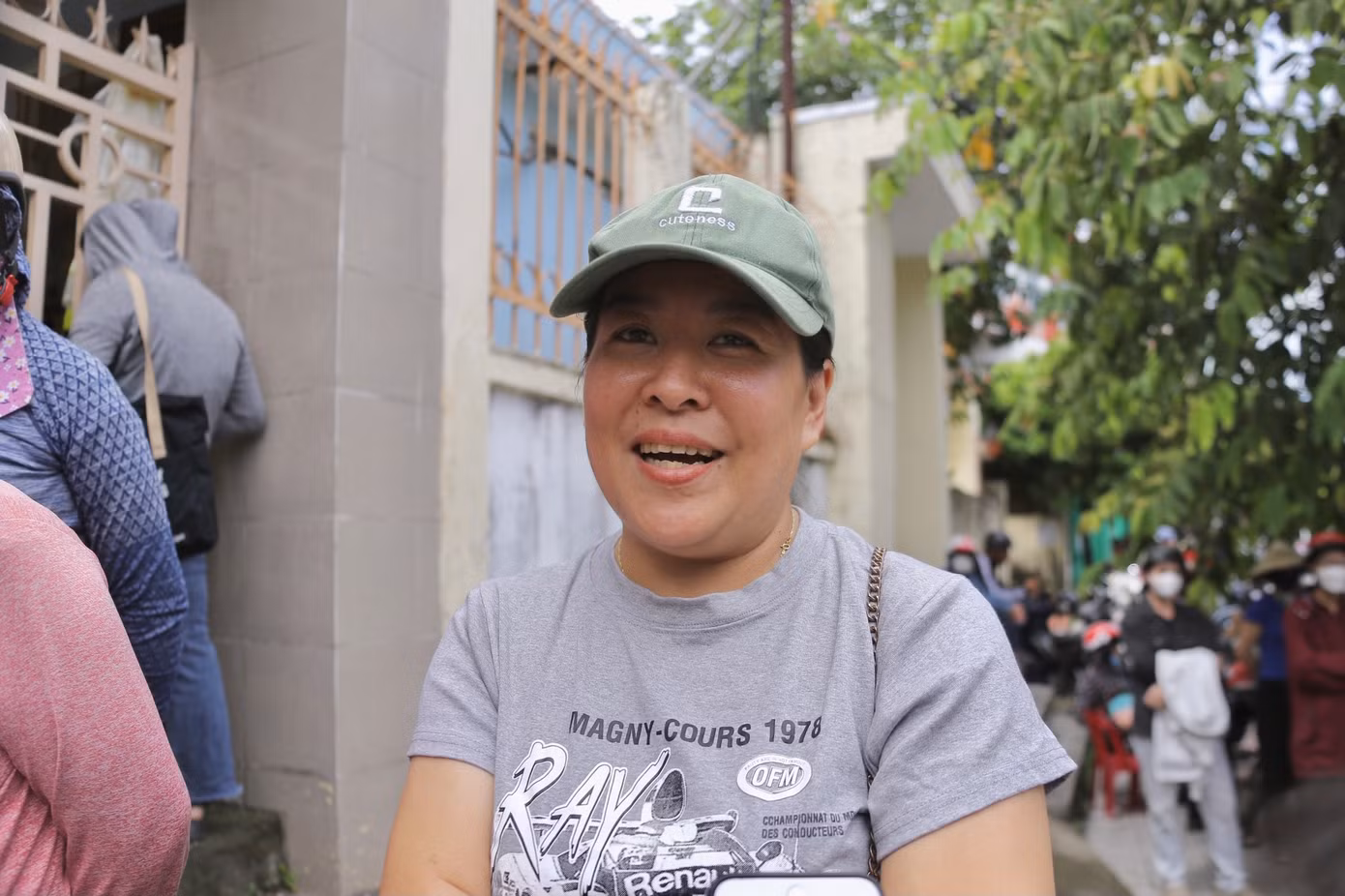 Chị Đinh Thị Ngọc Ánh (52 tuổi, phụ huynh thí sinh) cho biết: Nghe con đi thi mà lòng mình cứ thấp thỏm, lo lắng không biết con thi có tốt, học có trúng đề thi hay không. “Tôi muốn đợi con đến khi thi xong và sẽ chờ ở đây để làm chỗ dựa cho con mình. Tôi và chồng luôn động viên chứ không gây áp lực để con có thể làm bài tốt nhất. Dẫu vậy, tôi cũng rất lo lắng, hồi hộp khi con bước vào phòng thi môn đầu tiên trong sáng nay”, chị Ngọc Ánh chia sẻ.