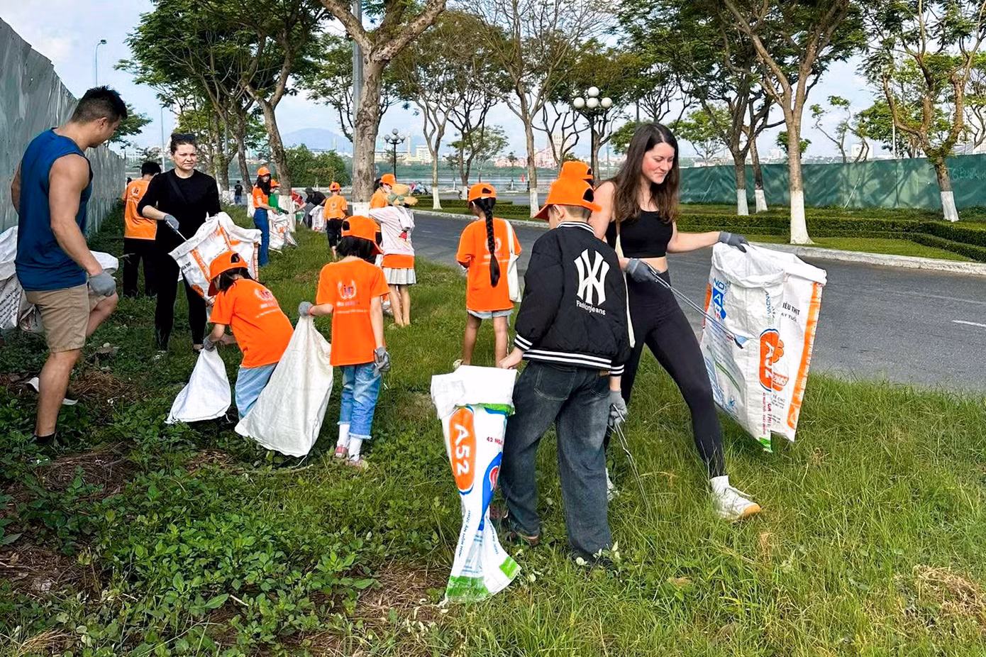 Cứ đều đặn mỗi sáng cuối tuần, nhiều bạn trẻ trong nhóm nhặt rác "NO trash in Da Nang anymore" cùng đến gom rác tại các khu vực như chân cầu Thuận Phước, bãi biển Mân Thái, ven sông Hàn... để chung tay dọn rác thải, làm sạch môi trường.