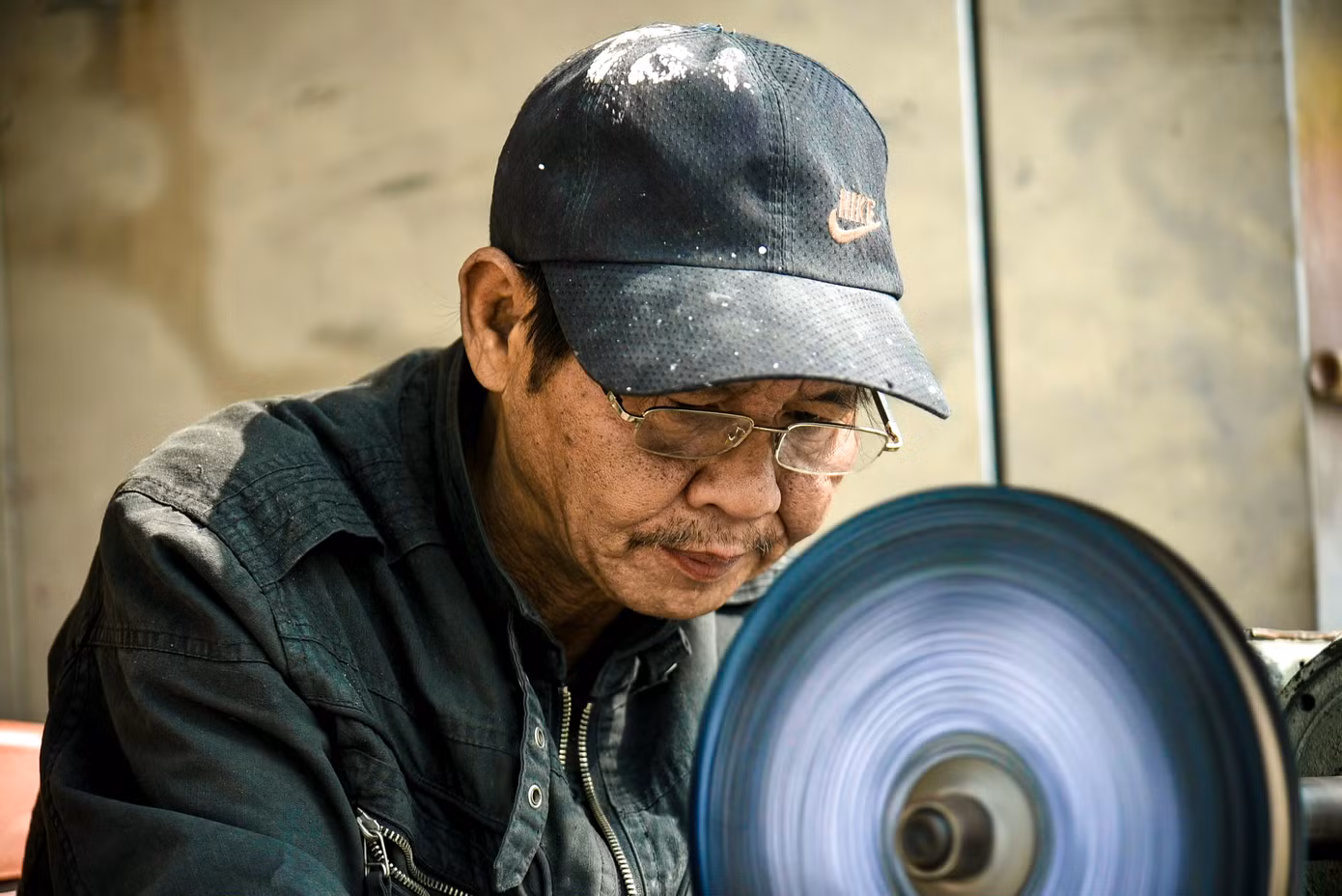 Ông cho biết, từ đầu tháng Chạp, ông phải làm liên tục ngày đêm, vì gần Tết người đặt làm nhiều. Đánh bóng mỗi bộ lư đồng dao động từ 200.000 - 500.000 đồng tùy vào kích thước và số lượng hoa văn.