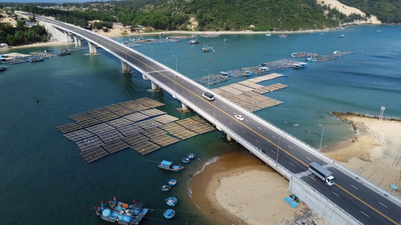 Điểm nhấn lớn nhất của tuyến đường chính là cầu vượt biển Đề Gi dài gần 400 m được đưa vào sử dụng đầu năm 2023. Cây cầu này đã rút ngắn hơn 40 phút để đi từ xã Cát Khánh, huyện Phù Cát đến xã Mỹ Thành, huyện Phù Mỹ, tỉnh Bình Định.