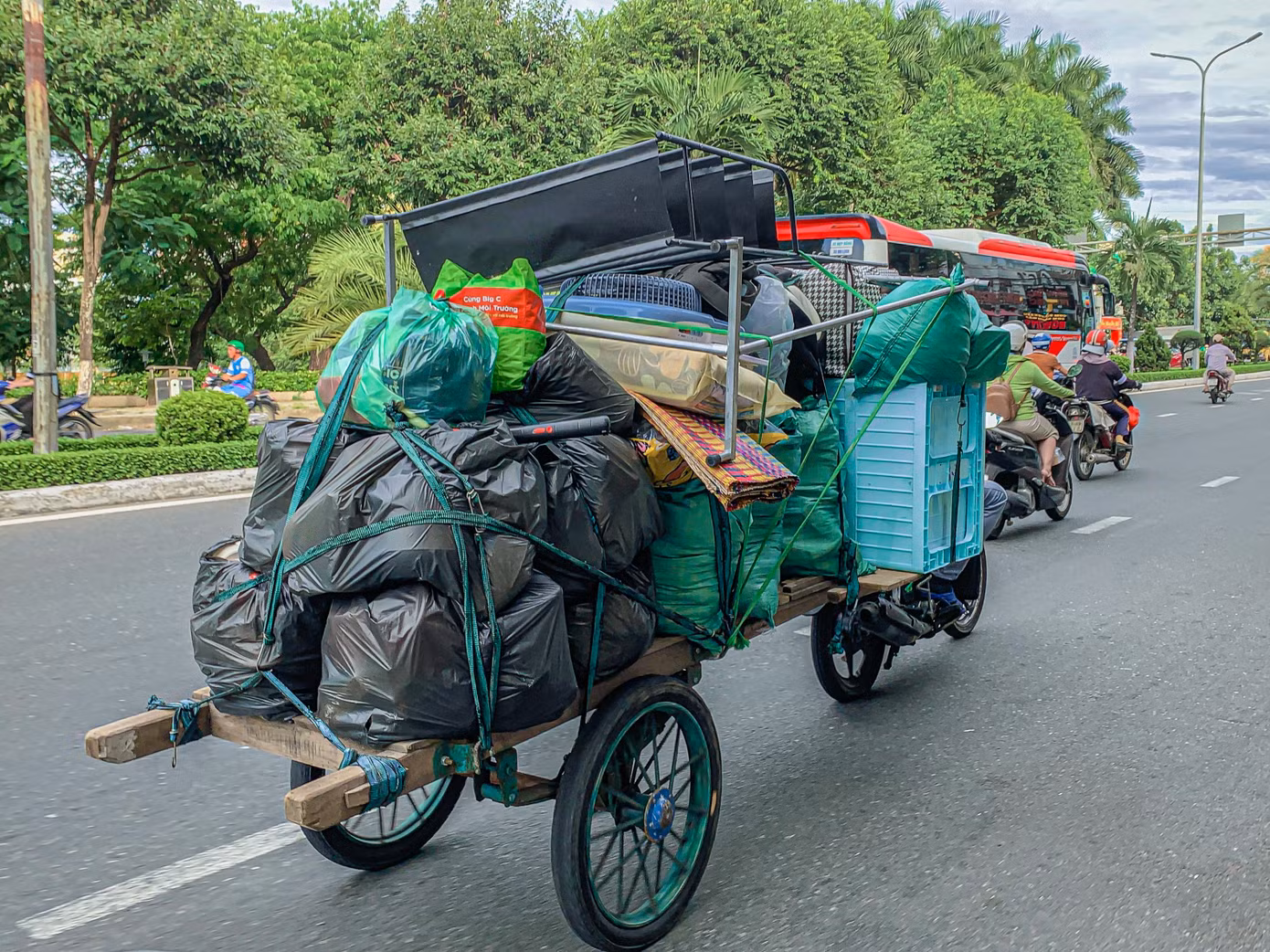 Ghi nhận của Tiền Phong, tại Đà Nẵng trên các tuyến đường chính như Nguyễn Hữu Thọ, Điện Biên Phủ, Lê Duẩn, Tôn Đức Thắng, Trường Chinh...nhiều xe thô sơ hằng ngày vẫn ngang nhiên “cõng” sắt thép, vật liệu xây dựng, hàng hóa cồng kềnh luồn lách vượt mặt dòng người lưu thông đông đúc, tiềm ẩn nguy cơ tai nạn cho bất kỳ ai trên đường.