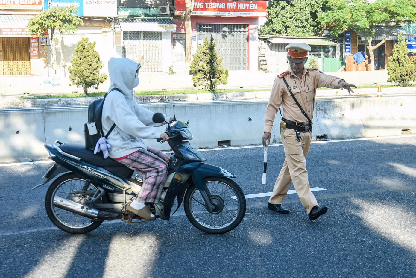 Tại quận Sơn Trà, lực lượng CSGT cũng đã tiến hành xử lý nhiều trường hợp học sinh, phụ huynh vi phạm khi tham gia giao thông. Tại quận Sơn Trà, lực lượng CSGT cũng đã tiến hành xử lý nhiều trường hợp học sinh, phụ huynh vi phạm khi tham gia giao thông.