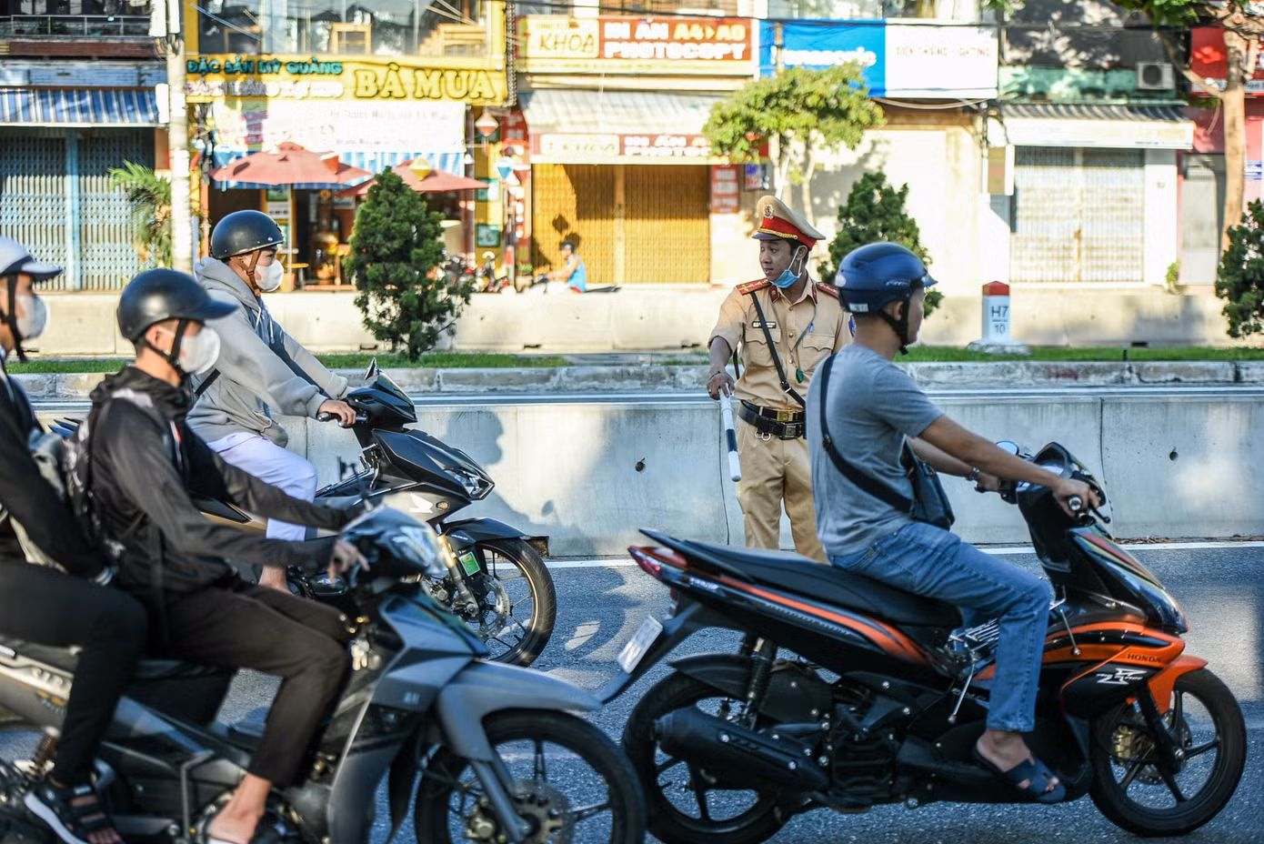 Tại quận Sơn Trà, lực lượng CSGT cũng đã tiến hành xử lý nhiều trường hợp học sinh, phụ huynh vi phạm khi tham gia giao thông. Tại quận Sơn Trà, lực lượng CSGT cũng đã tiến hành xử lý nhiều trường hợp học sinh, phụ huynh vi phạm khi tham gia giao thông.