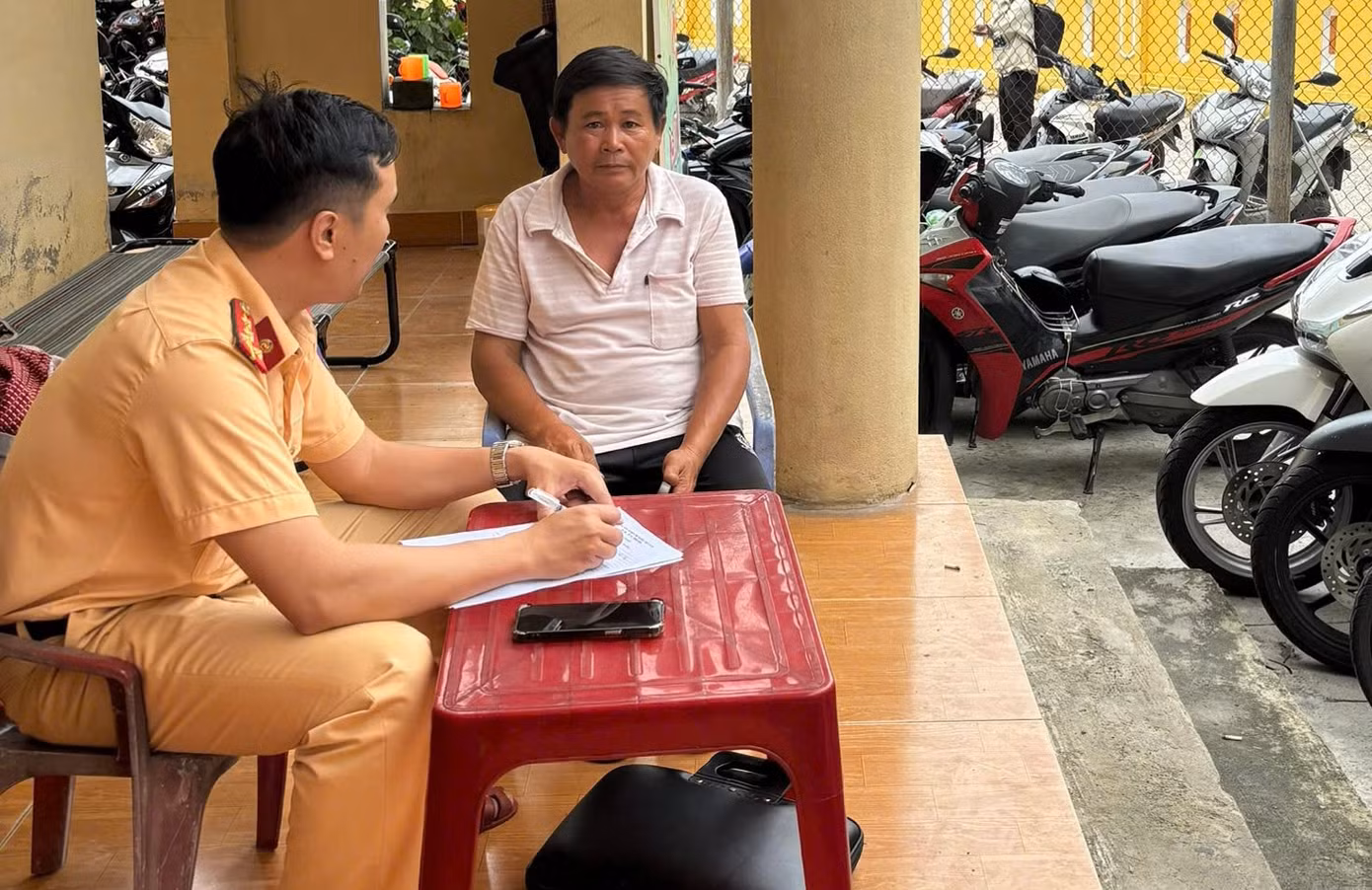 Thiếu tá Chinh cho biết thêm, đối với phụ huynh học sinh, lực lượng cũng thường xuyên kiểm tra xử lý và tuyên truyền cho phụ huynh nắm và nghiêm chỉnh chấp hành. Nếu trường hợp đã tuyên truyền, xử lý rồi mà vẫn vi phạm thì sẽ xử phạt ở mức cao hơn. Thiếu tá Chinh cho biết thêm, đối với phụ huynh học sinh, lực lượng cũng thường xuyên kiểm tra xử lý và tuyên truyền cho phụ huynh nắm và nghiêm chỉnh chấp hành. Nếu trường hợp đã tuyên truyền, xử lý rồi mà vẫn vi phạm thì sẽ xử phạt ở mức cao hơn.