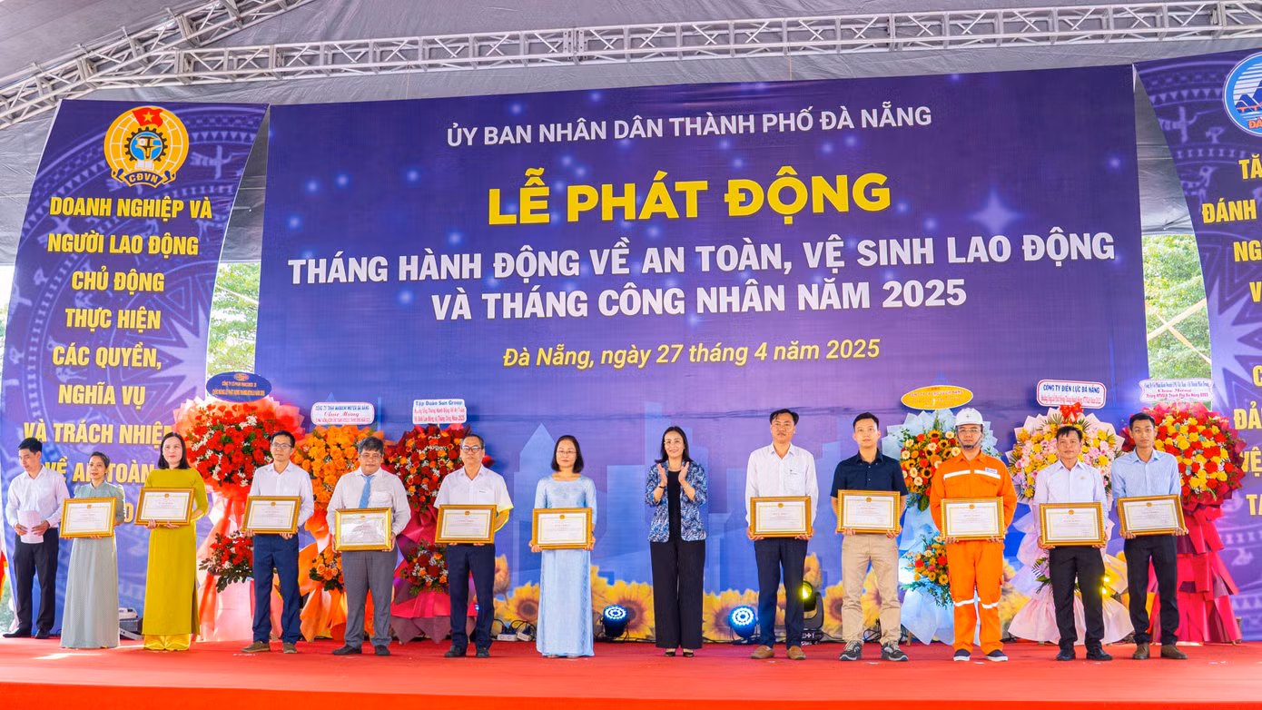 Tại lễ phát động, Ban tổ chức trao khen thưởng của các cấp, ngành cho 21 tập thể, cá nhân có thành tích xuất sắc trong công tác an toàn vệ sinh lao động và 4 tập thể có thành tích xuất sắc trong phong trào thi đua lao động giỏi, xây dựng tổ chức Công đoàn vững mạnh năm 2024.