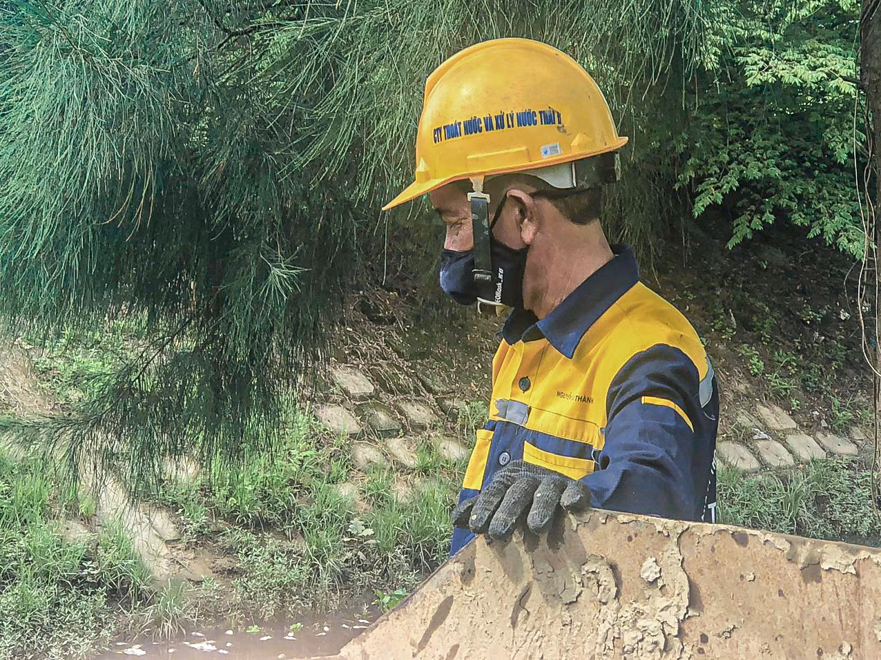 Ông Nguyễn Thành, công nhân Công ty Thoát nước và Xử lý nước thải Đà Nẵng cho biết: "Ngay sau khi nhận được thông tin, công ty đã cho người lên thu gom, dọn sạch. Anh em cố gắng làm hết sức trong ngày hôm nay để tránh gây ô nhiễm cho bà con".