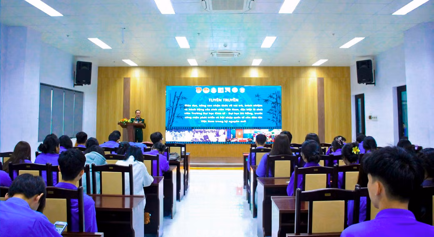 CLB Lý luận trẻ trường ĐH Kinh tế Đà Nẵng thường xuyên tổ chức các hoạt động nâng cao bản lĩnh chính trị cho đoàn viên thanh niên. CLB Lý luận trẻ trường ĐH Kinh tế Đà Nẵng thường xuyên tổ chức các hoạt động nâng cao bản lĩnh chính trị cho đoàn viên thanh niên.