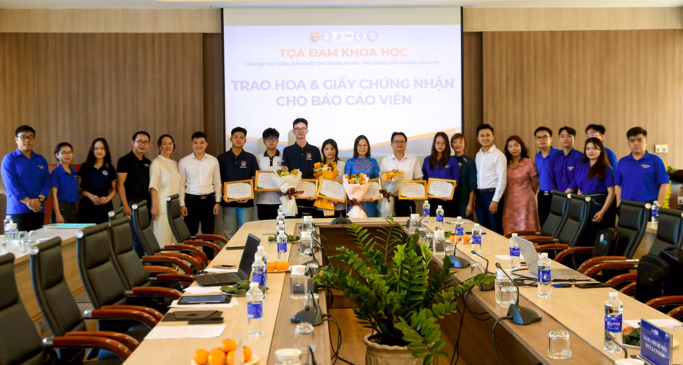 Chương trình tọa đàm diễn ra tại Trường ĐH Kinh tế với chủ đề "giữ vững bản chất Chủ nghĩa xã hội - Tiếp bước con đường đã chọn". Chương trình tọa đàm diễn ra tại Trường ĐH Kinh tế với chủ đề "giữ vững bản chất Chủ nghĩa xã hội - Tiếp bước con đường đã chọn".