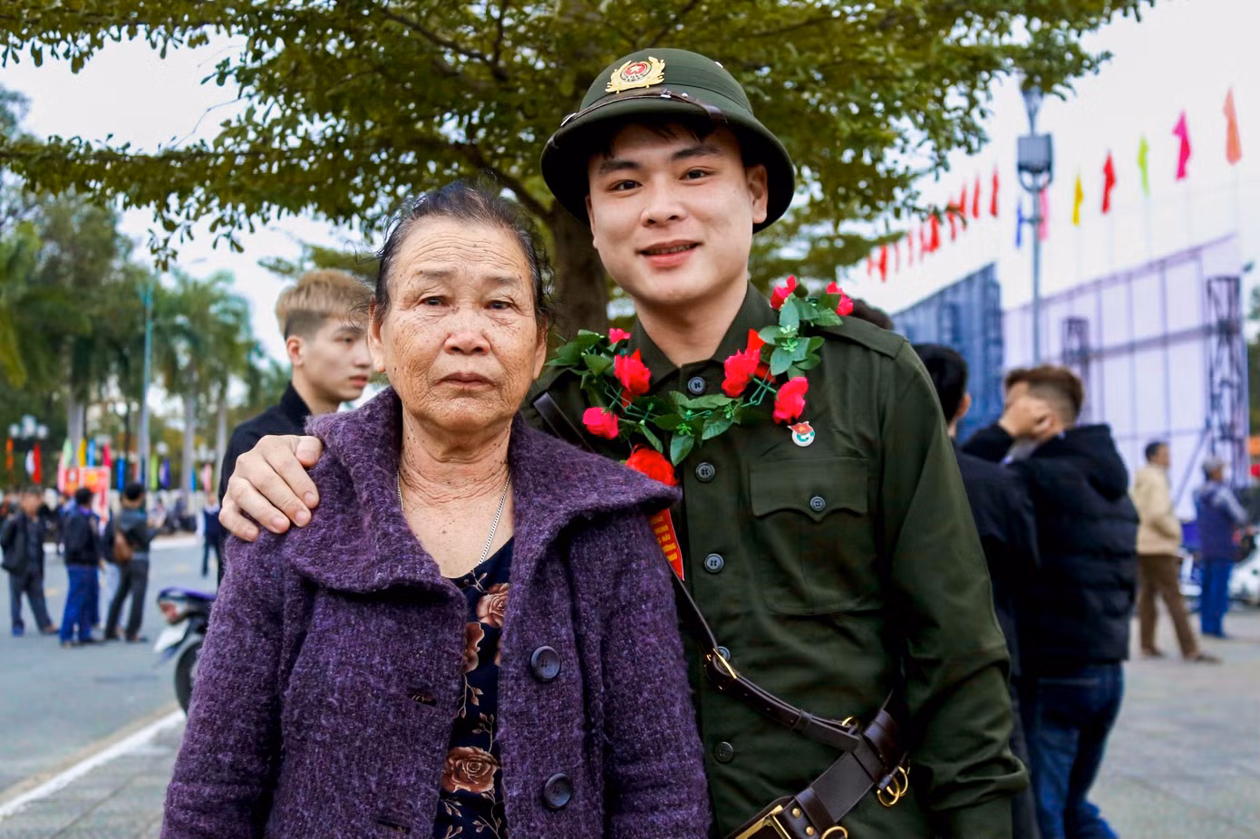 Người thân bạn bè tự hào, xúc động đến chào tạm biệt người thân yêu chuẩn bị lên đường nhập ngũ.
