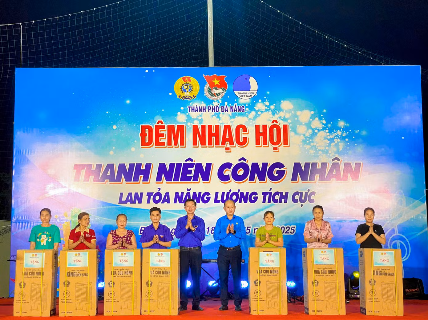 Tại chương trình, Ban Tổ chức đã trao tặng 10 quạt hơi nước và 200 suất quà, mỗi suất trị giá 500 nghìn đồng dành cho thanh niên công nhân có hoàn cảnh khó khăn. Tổng giá trị quà tặng lên đến 150 triệu đồng.