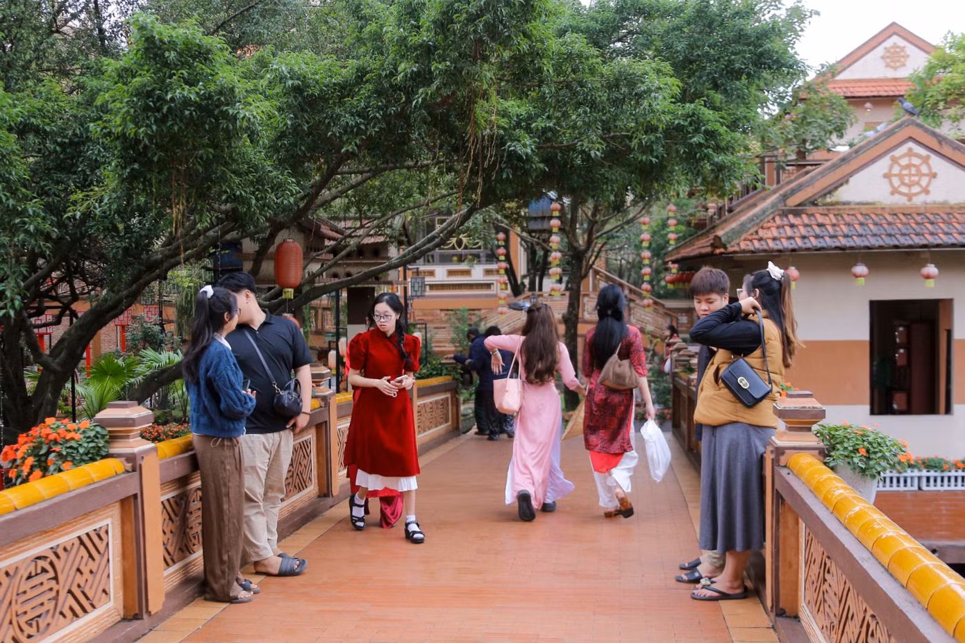 Nhiều bạn trẻ đến từ rất sớm, chọn cho mình những vị trí đẹp để check-in.