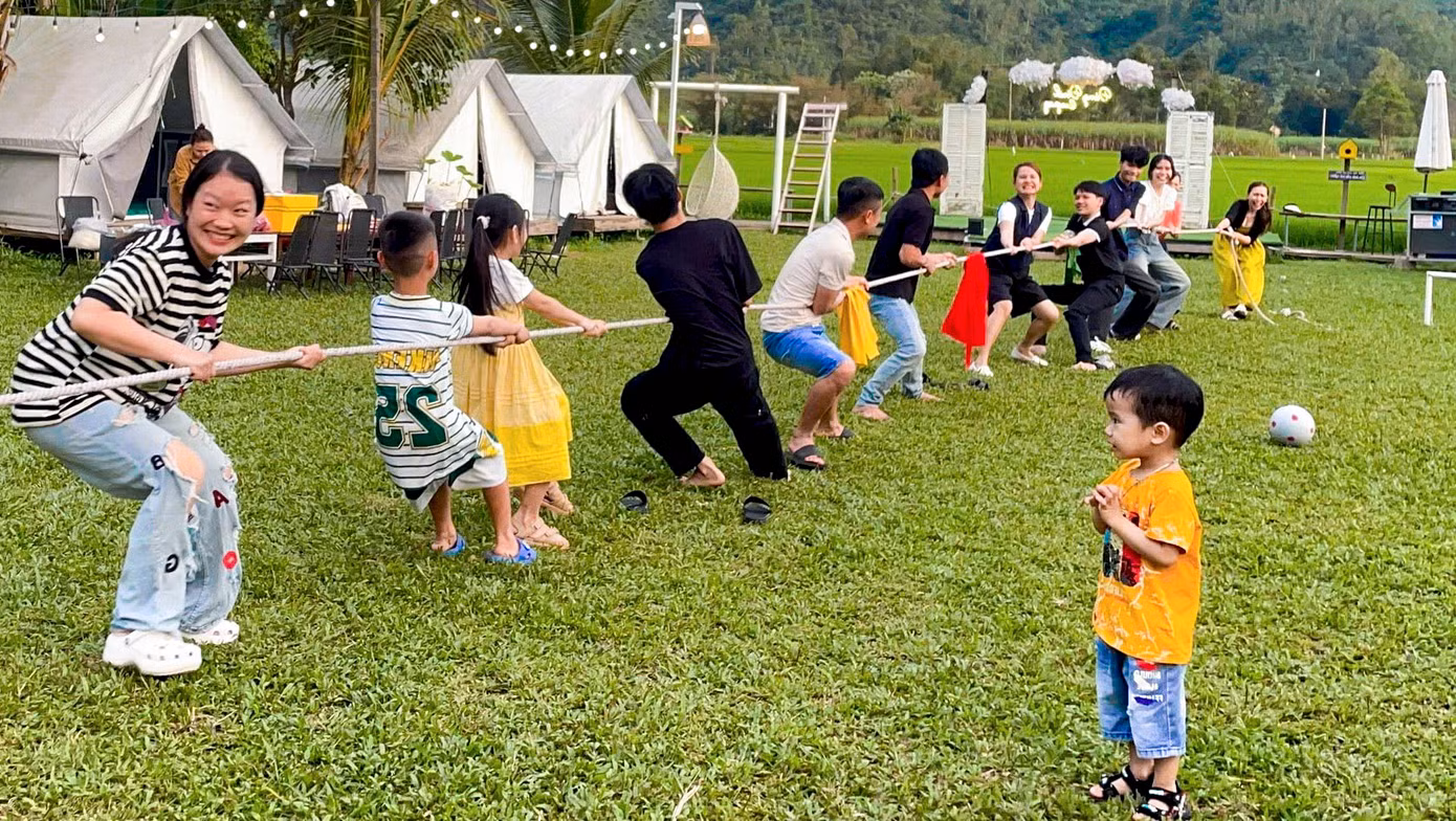 Đông đảo du khách tìm đến điểm du lịch của anh Lê Thanh Đán để tham quan, trải nghiệm.