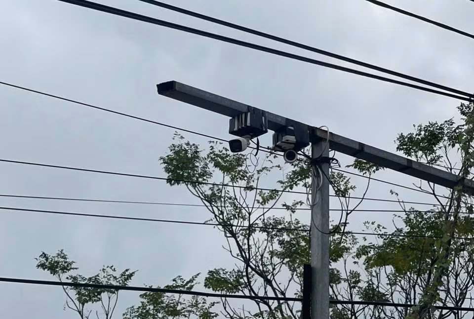 Đặt bảng cấm và bắt camera giám sát nhằm ngăn chặn hành vi đổ trộm rác thải, xà bần. Đặt bảng cấm và bắt camera giám sát nhằm ngăn chặn hành vi đổ trộm rác thải, xà bần.