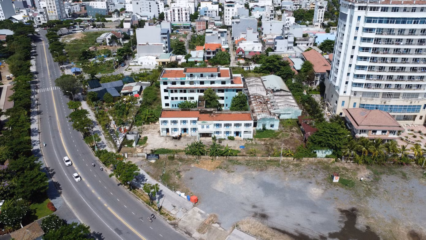Theo người dân sống tại đây cho biết, bệnh viện này bỏ hoang đã lâu, các mảng tường với nhiều hình vẽ lem nhem khiến nơi đây rất nhếch nhác. Bệnh viện bỏ hoang nằm ngay đường ven biển du lịch gây lãng phí, mất mỹ quan, ô nhiễm môi trường.