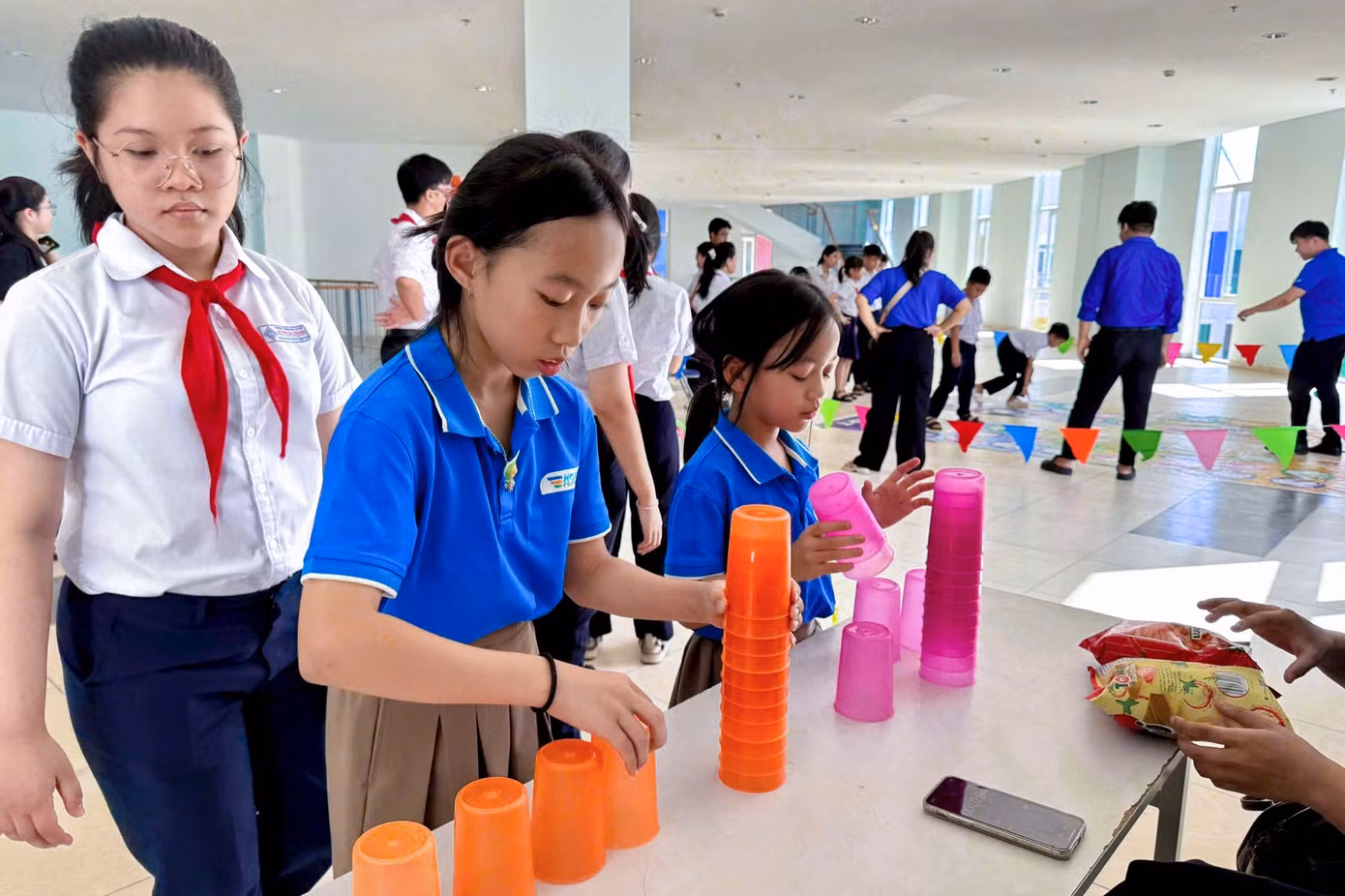 Bên cạnh các hoạt động trao quà, học bổng, các em nhỏ còn được tham gia nhiều hoạt động vui chơi sôi nổi như team building, thi thuyết minh làng nghề truyền thống với chủ đề “Tự hào Đà Nẵng”, và cuộc thi rung chuông vàng với các nội dung tìm hiểu về Luật Trẻ em năm 2016, tổ chức Đội Thiếu niên Tiền phong Hồ Chí Minh.
