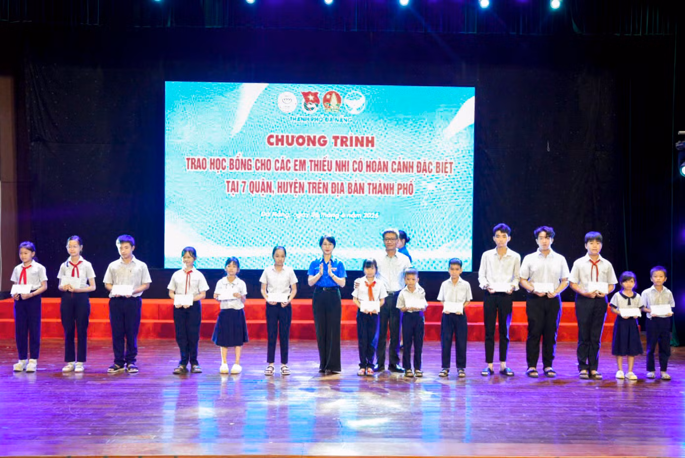 Tại lễ khai mạc, Ban tổ chức đã trao 100 suất học bổng (mỗi suất trị giá 1 triệu đồng) cho các em thiếu nhi có hoàn cảnh đặc biệt thuộc 7 quận, huyện của thành phố. Đồng thời, chương trình “Mẹ đỡ đầu” hỗ trợ 6 tháng đầu năm 2025 cũng được trao cho 20 em nhỏ, với tổng kinh phí 60 triệu đồng. Ngoài ra, 270 suất quà đã được gửi tới các em thiếu nhi có hoàn cảnh đặc biệt, góp phần mang lại niềm vui và động lực cho các em trong cuộc sống. Ảnh: DQ.