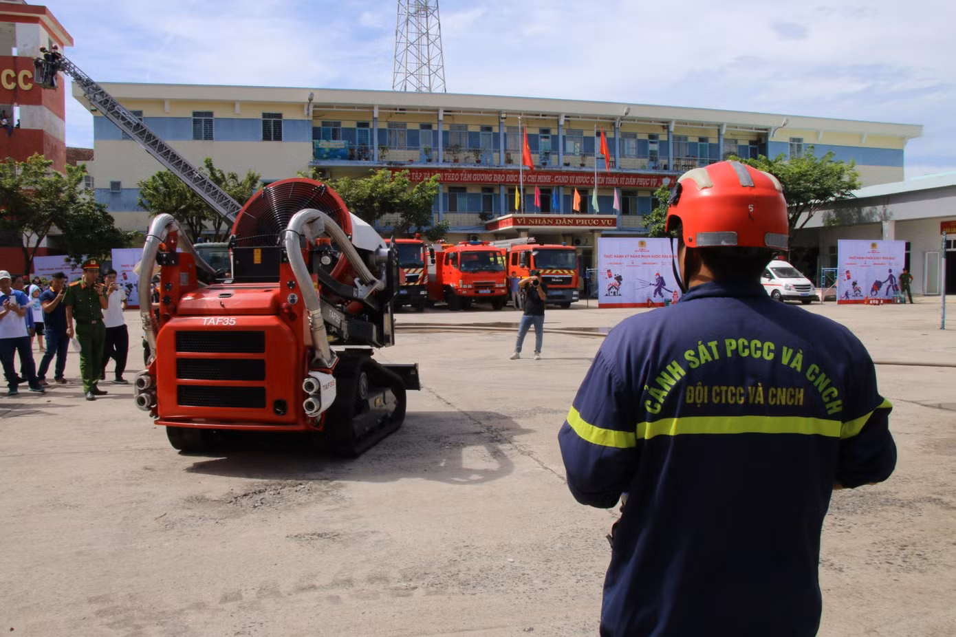 Tại trụ sở Phòng Cảnh sát PCCC&amp;CNCH Công an TP Đà Nẵng (đường Phan Đăng Lưu, quận Cẩm Lệ), các cán bộ, chiến sĩ công an đã tuyên truyền, hướng dẫn trải nghiệm cho gần 200 người dân. (Ảnh: Duy Quốc)