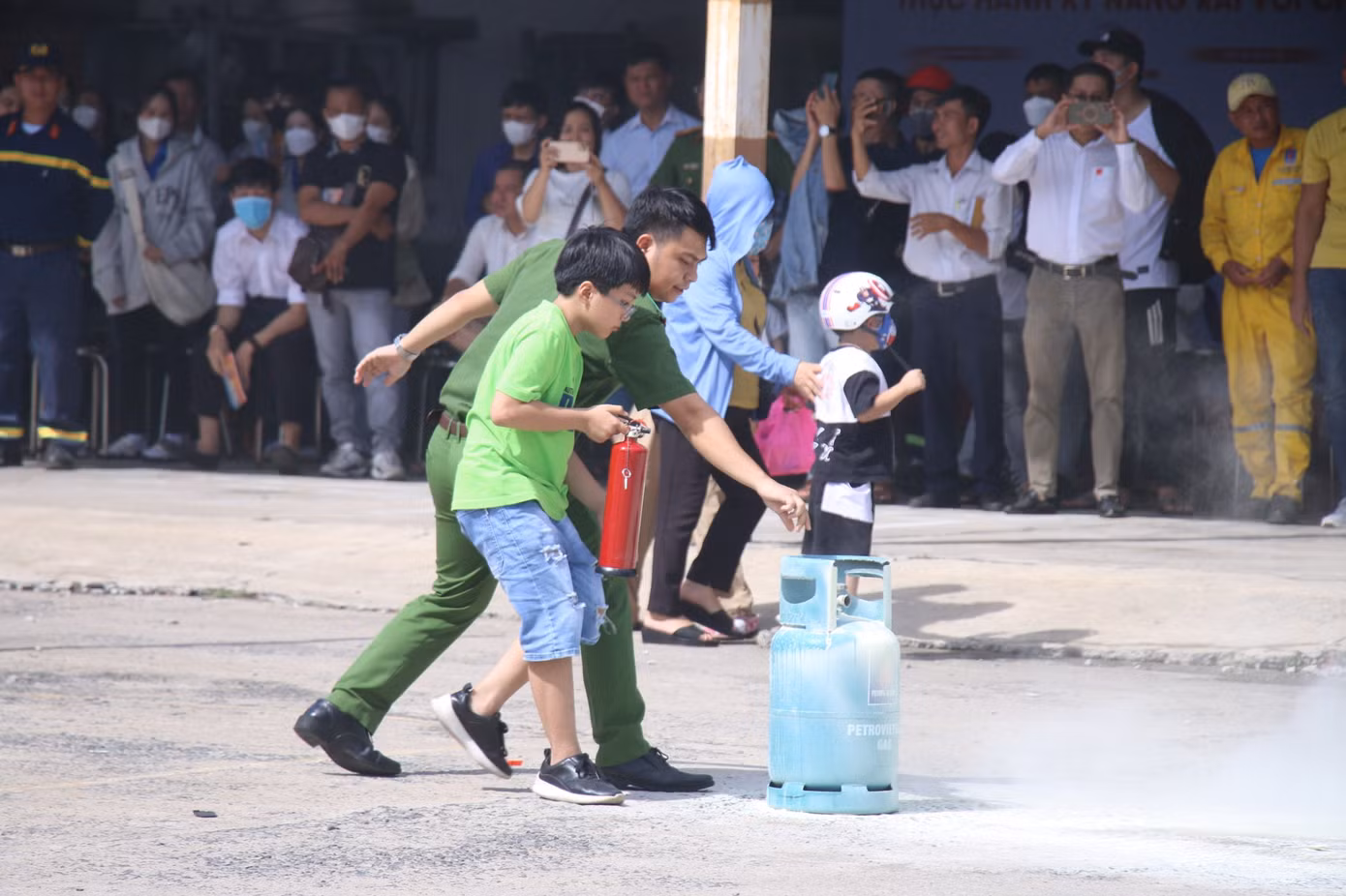 Nhiều người dân, học sinh được trải nghiệm, thực hành, chữa cháy, cứu hộ cứu nạn khi có tình huống cháy nổ xảy ra.