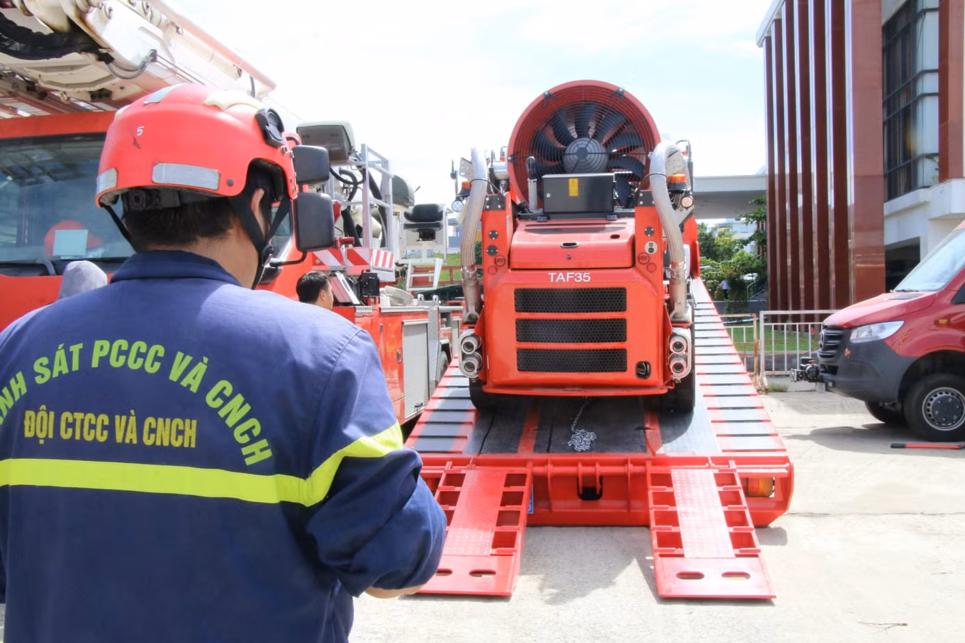 Dịp này, Công an TP Đà Nẵng giới thiệu các trang thiết bị PCCC&amp;CNCH hiện đại. Trong đó, có robot chữa cháy điều khiển từ xa TAF35. Ngoài ra, lực lượng công an cũng tổ chức hướng dẫn cho người dân xử lý các tình huống cố định xương gãy, ga rô cầm máu, kỹ thuật ép tim ngoài lồng ngực, băng bó vết thương, cố định cổ,… nhằm giúp người dân sơ cấp cứu ban đầu trong trường hợp gặp nạn.