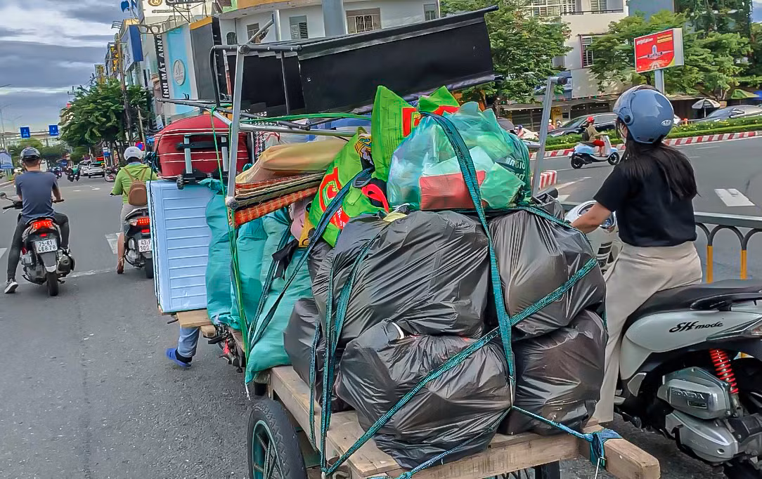 Dù lực lượng chức năng đã xử lý nhiều trường hợp xe tự chế, xe chở hàng cồng kềnh gây nguy hiểm nhưng tình trạng này vẫn thường xuyên diễn ra khiến nhiều người bức xúc, lo lắng.