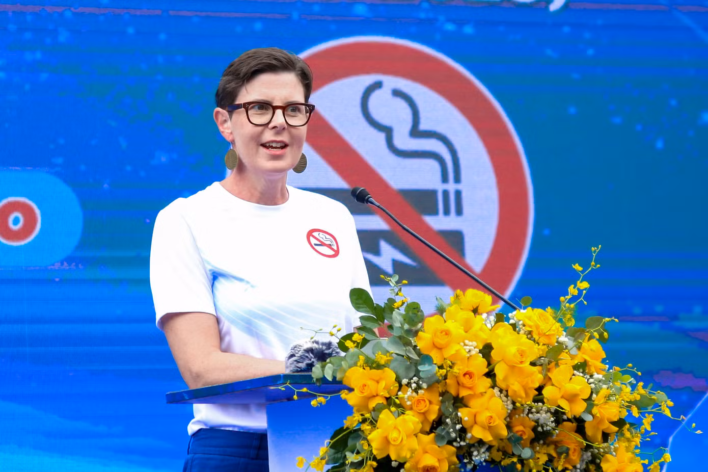 Tiến sĩ Angela Pratt - Trưởng Đại diện Tổ chức Y tế thế giới tại Việt Nam chia sẻ: "Tôi sẽ không bao giờ quên được niềm vui khi hay tin Quốc hội Việt Nam đã bỏ phiếu thông qua lệnh cấm thuốc lá điện tử và thuốc lá nung nóng. Đây là quyết định đúng đắn, đặt sức khỏe của người trẻ lên hàng đầu. Những sản phẩm này chứa các hóa chất độc hại có thể gây ung thư, bệnh tim, phổi và trong ngắn hạn thậm chí có thể gây tổn thương phổi nghiêm trọng hoặc tử vong. Đối với trẻ em và thanh thiếu niên, chúng còn ảnh hưởng tiêu cực đến sự phát triển của não bộ."