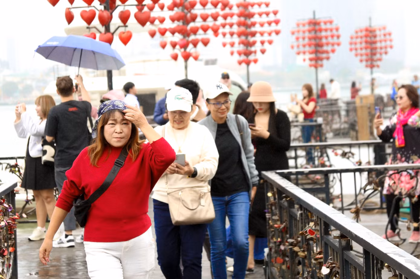 Đông đảo bạn trẻ, du khách đã đến cầu tình yêu để cài khóa và hẹn hò trong ngày lễ Tình nhân 14/2.